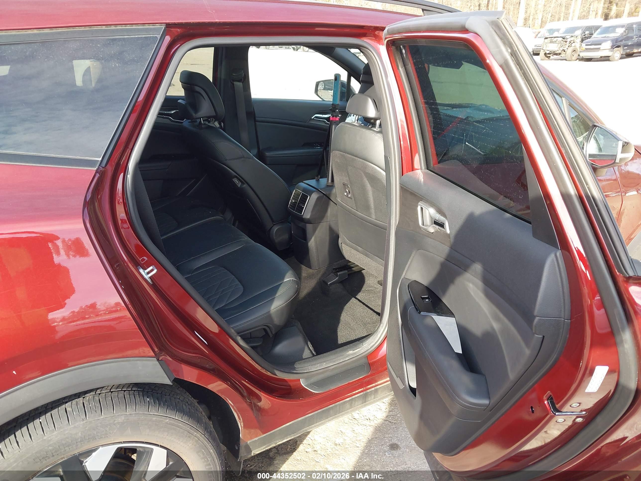 KIA SPORTAGE image 8