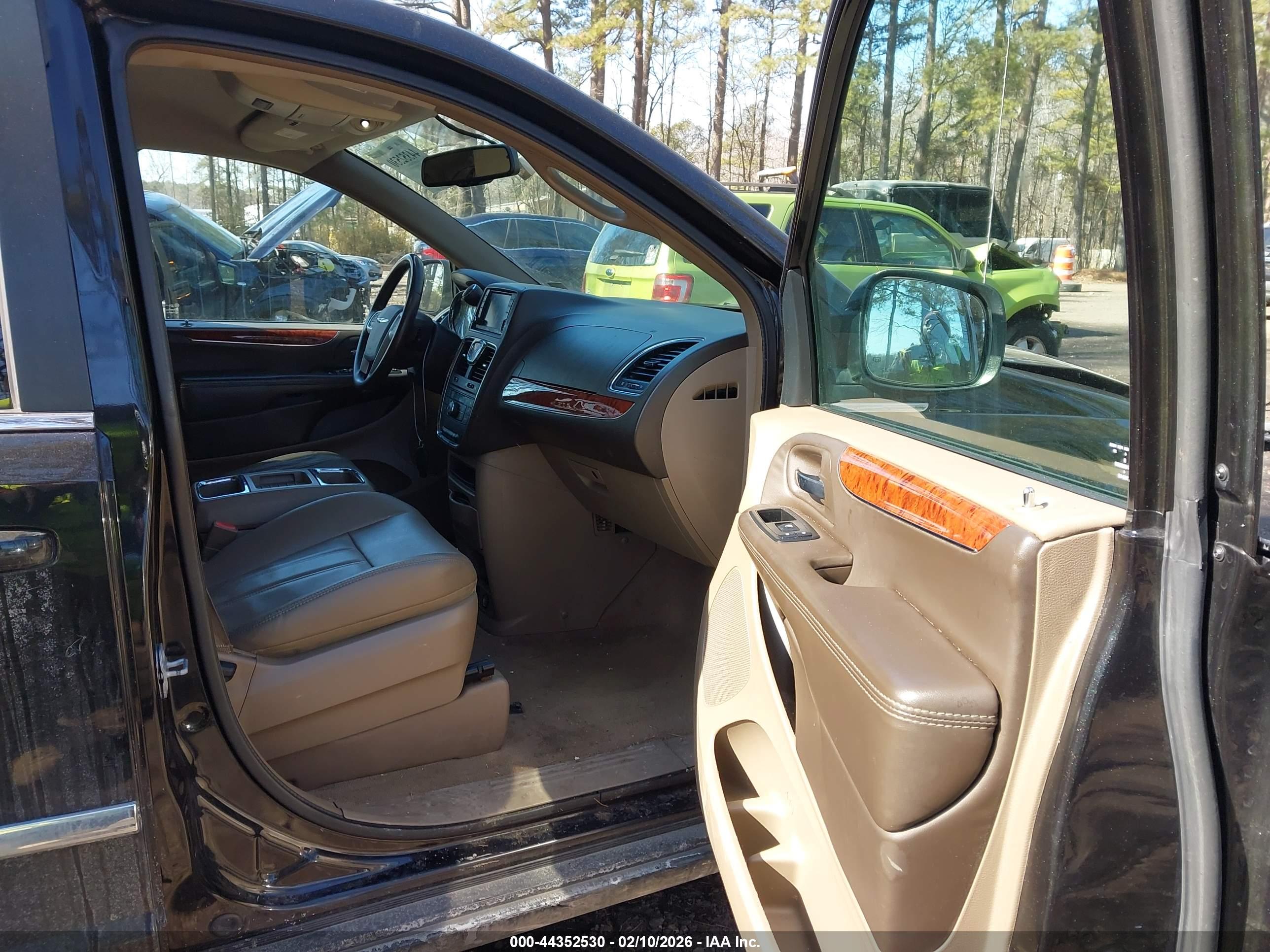 CHRYSLER TOWN image 5