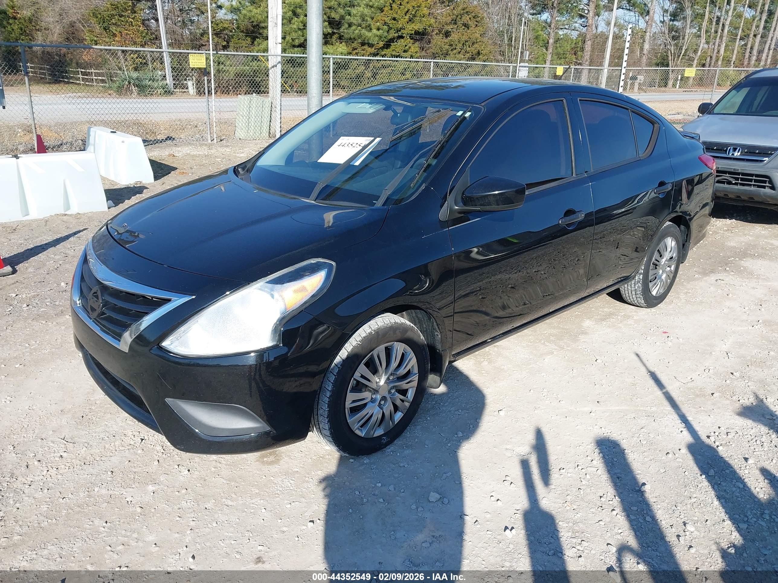 NISSAN VERSA image 2