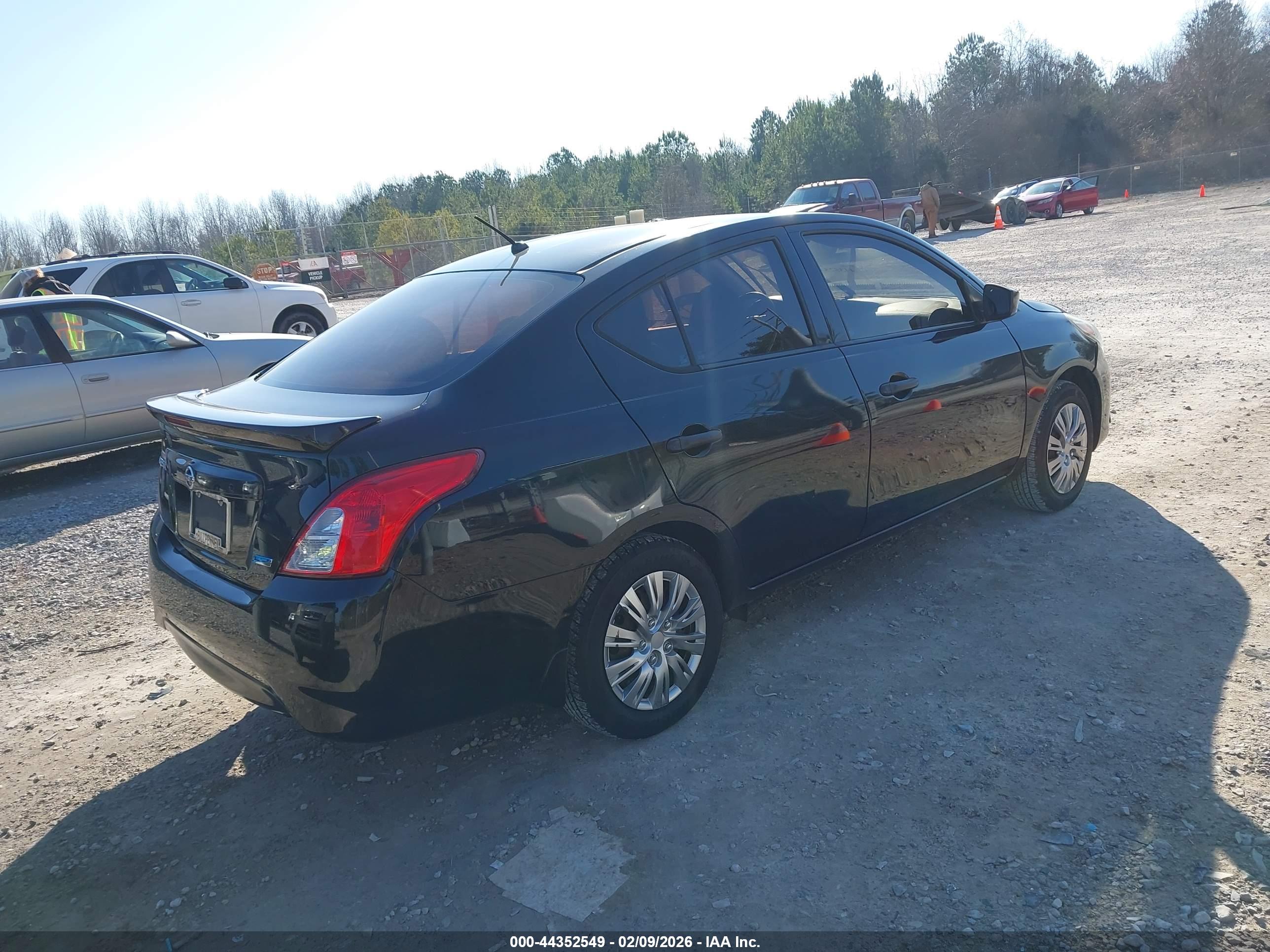 NISSAN VERSA image 4