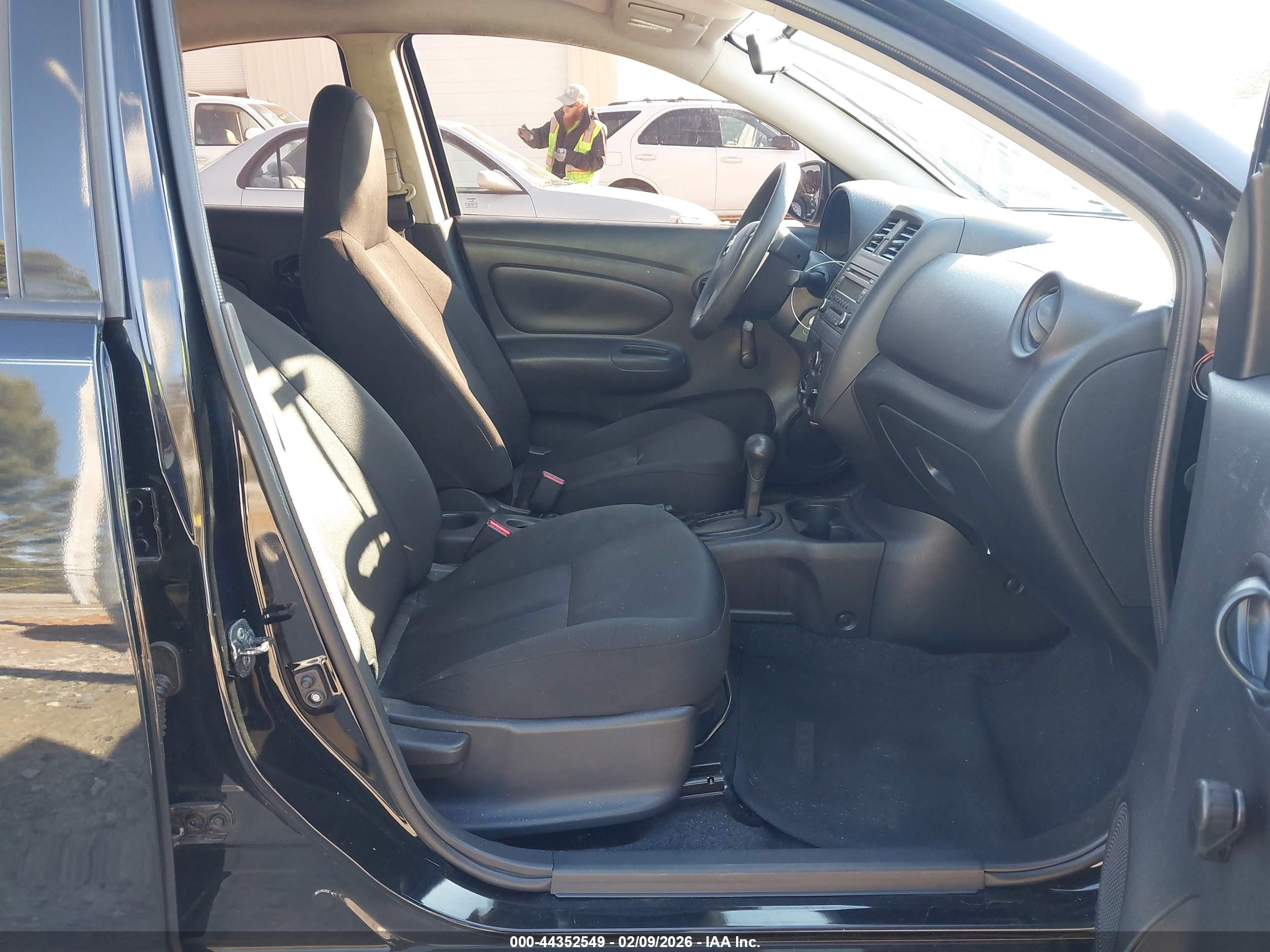 NISSAN VERSA image 5