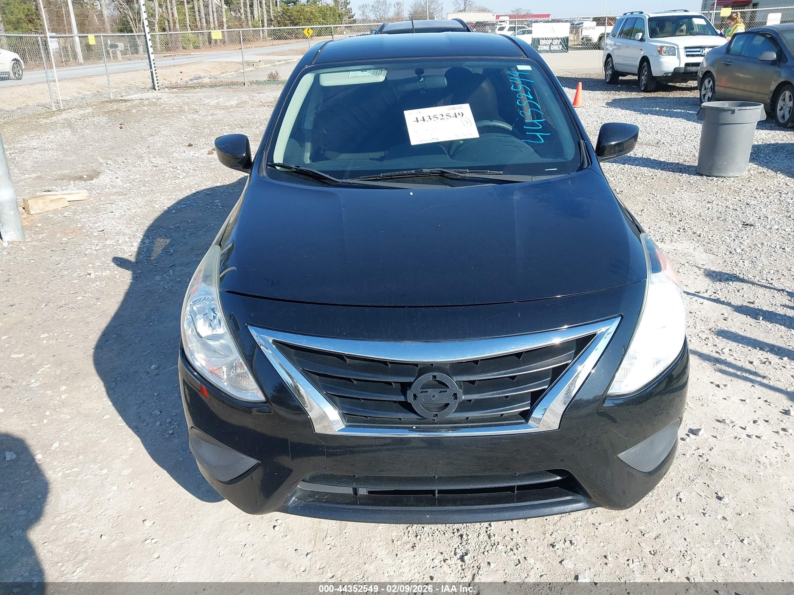NISSAN VERSA image 6