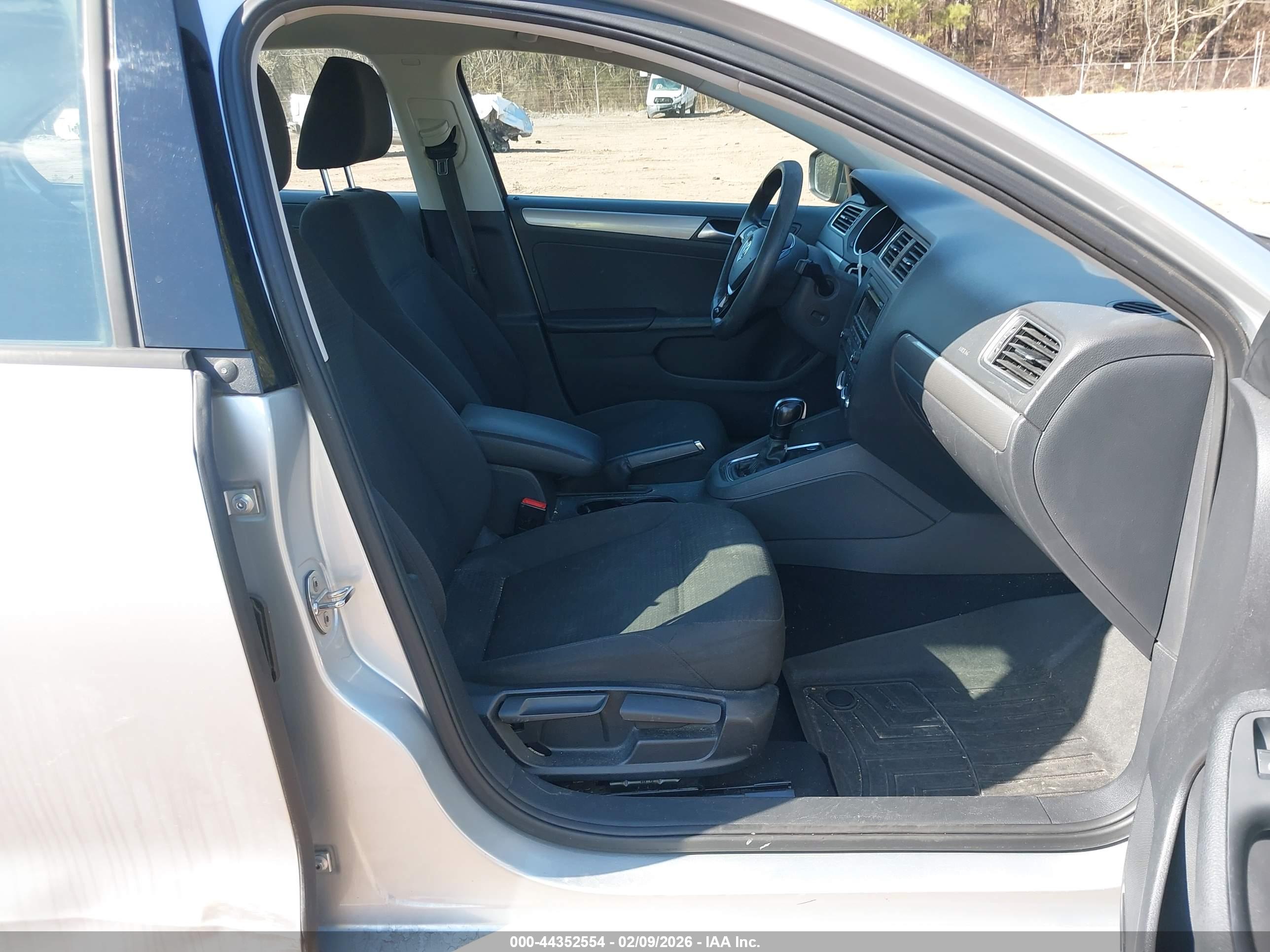 VOLKSWAGEN JETTA image 5