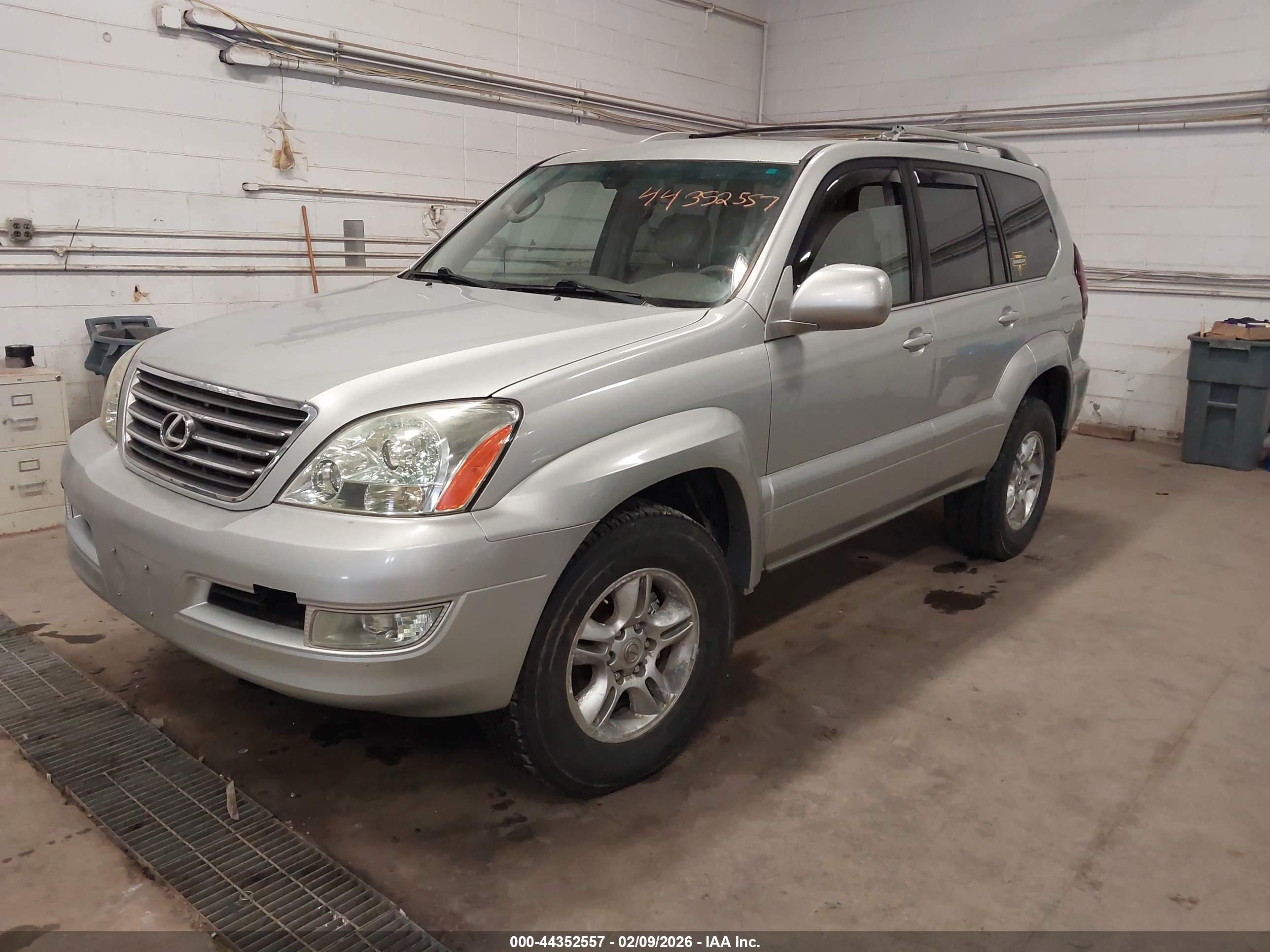 LEXUS GX image 2