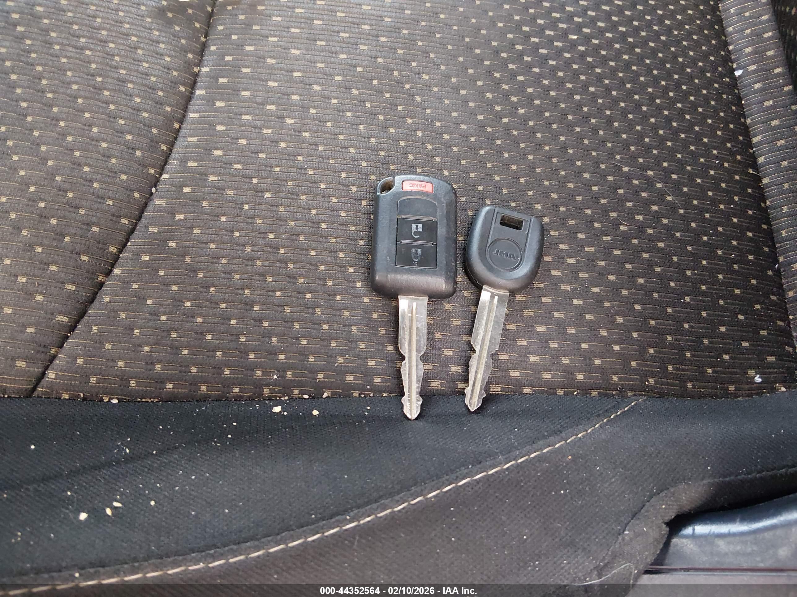 MITSUBISHI OUTLANDER image 11
