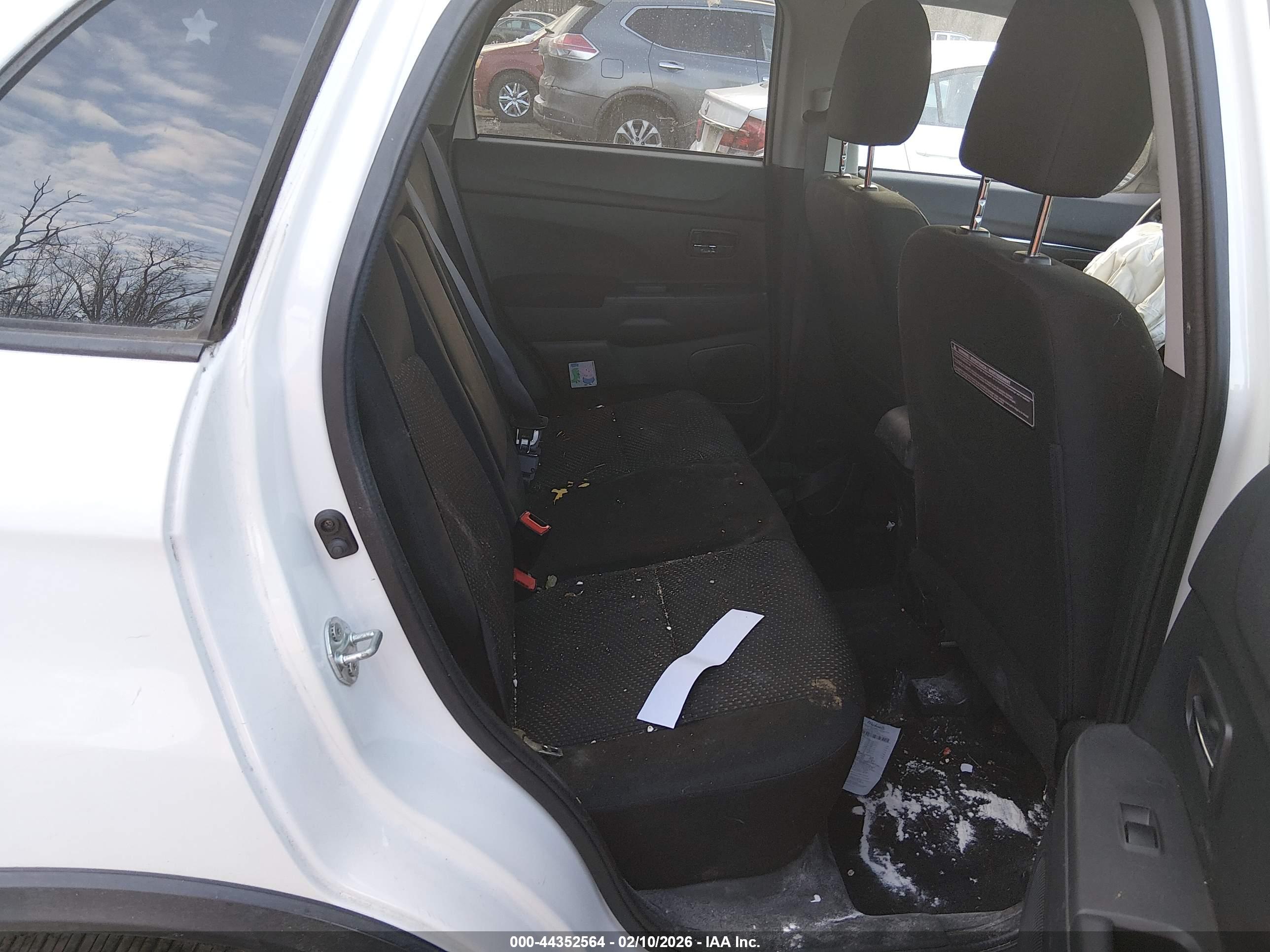 MITSUBISHI OUTLANDER image 8