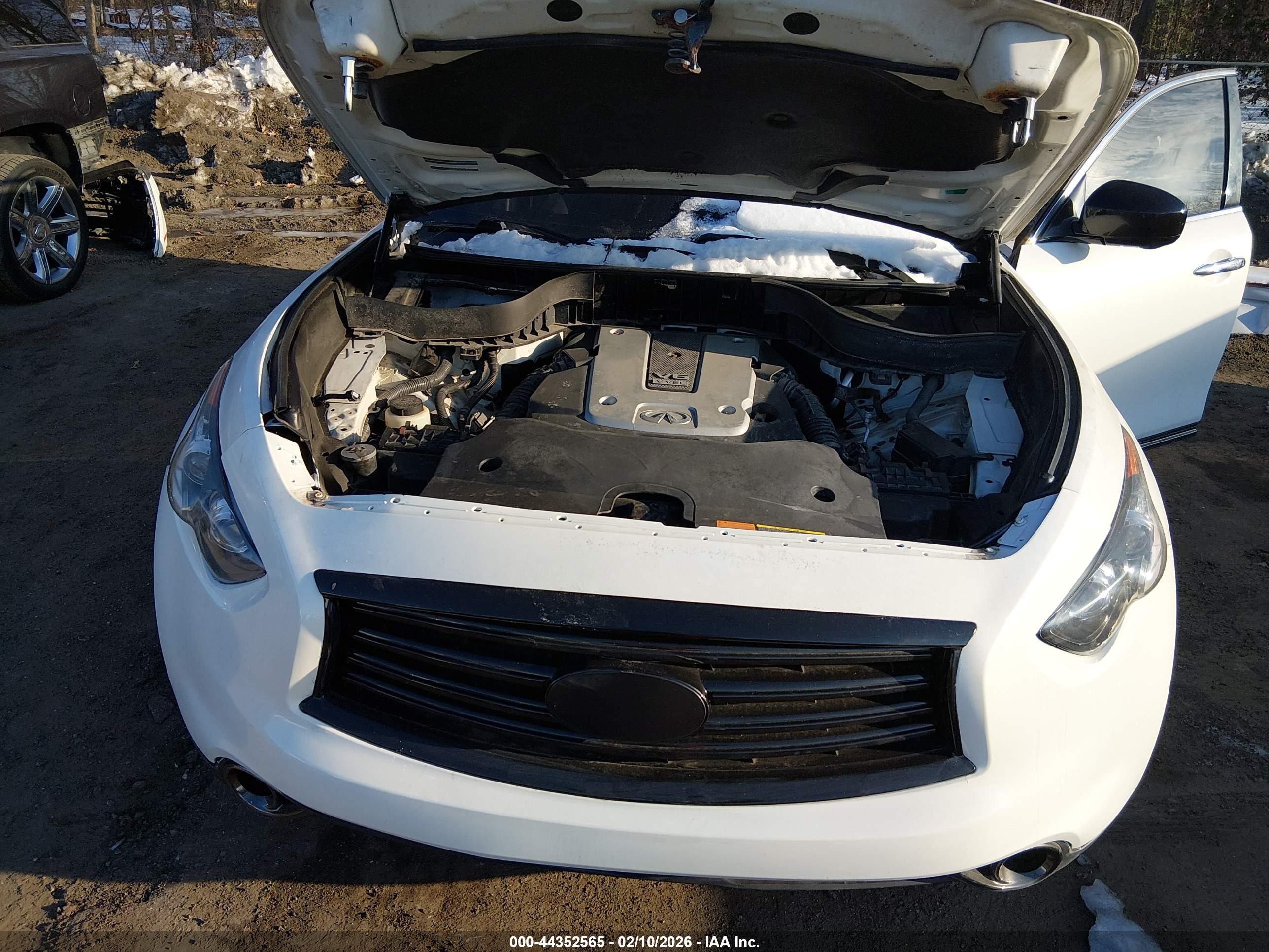 INFINITI QX70 image 10