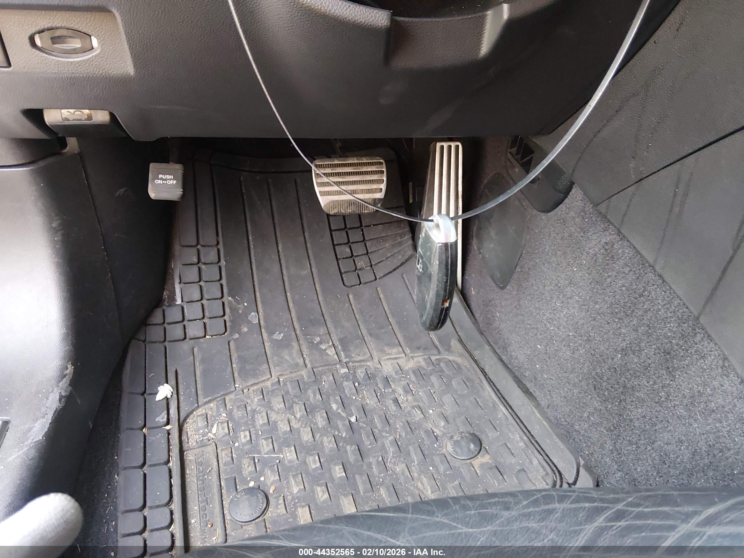 INFINITI QX70 image 11