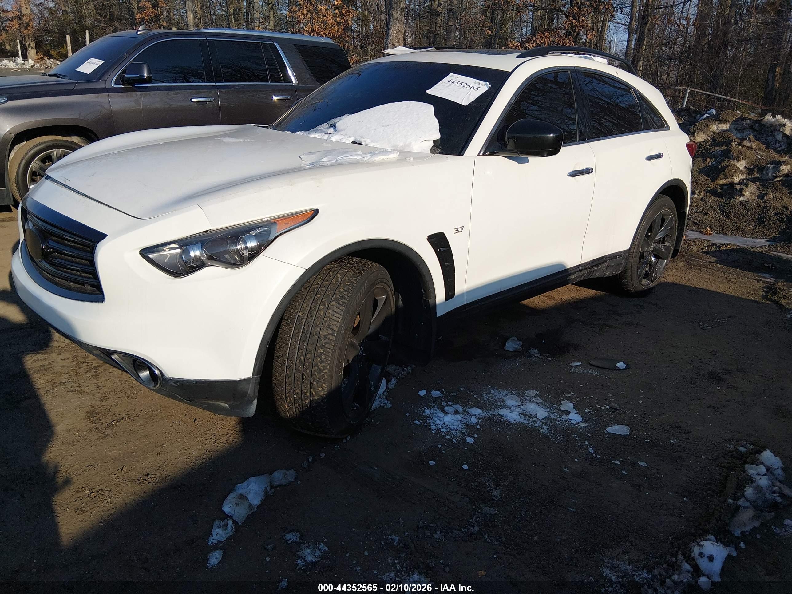 INFINITI QX70 image 2