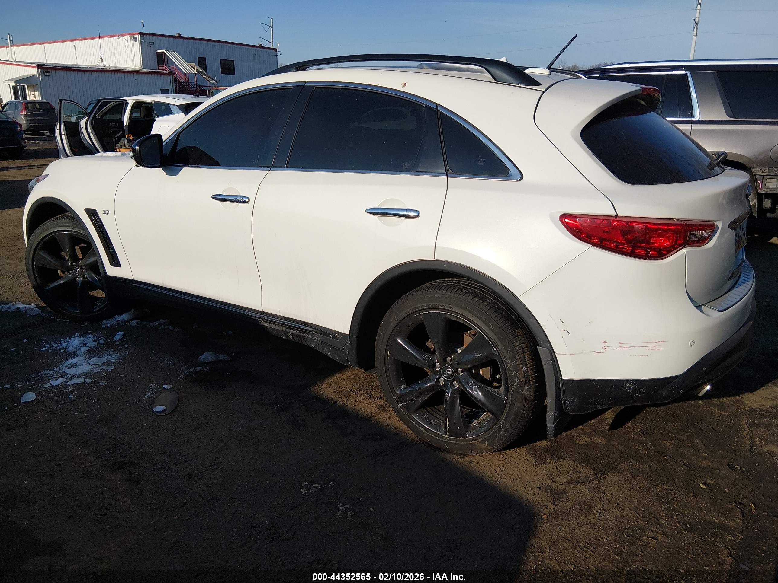 INFINITI QX70 image 3