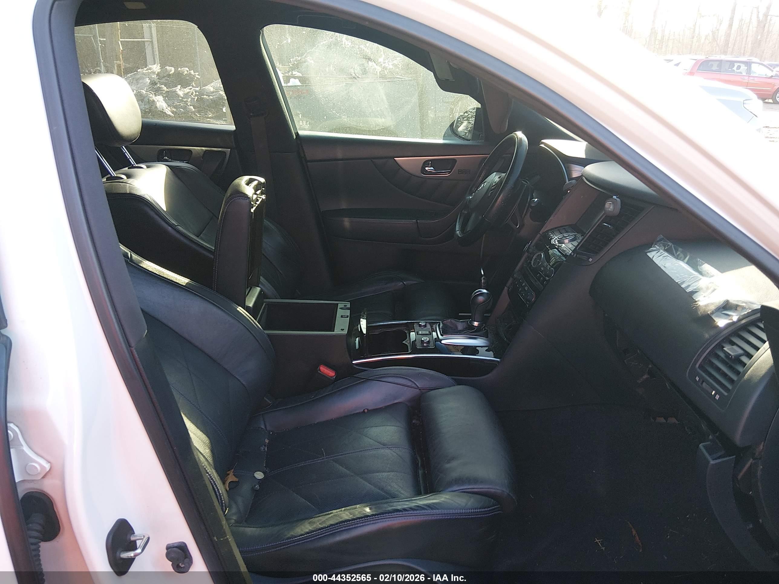 INFINITI QX70 image 5