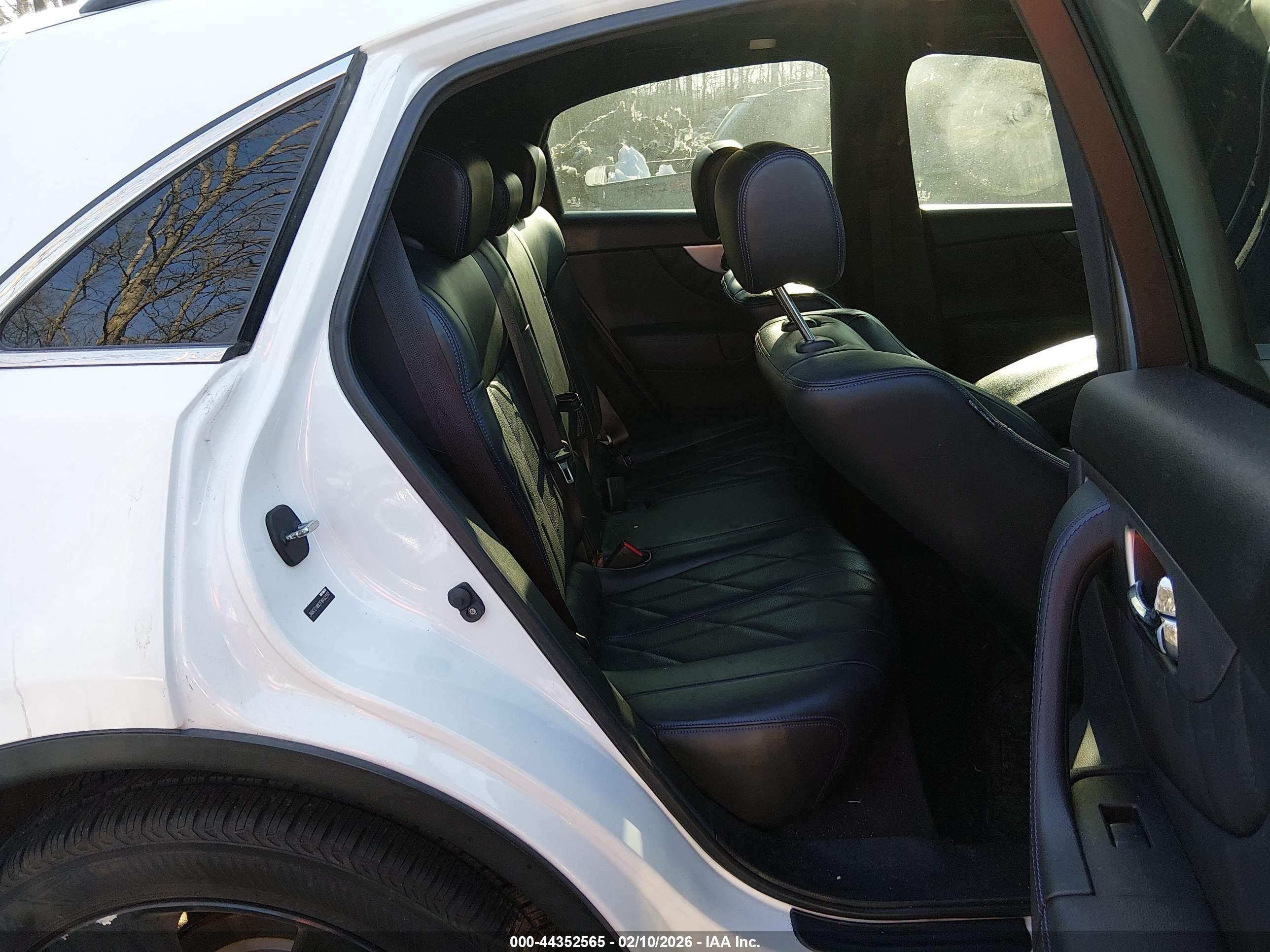 INFINITI QX70 image 8