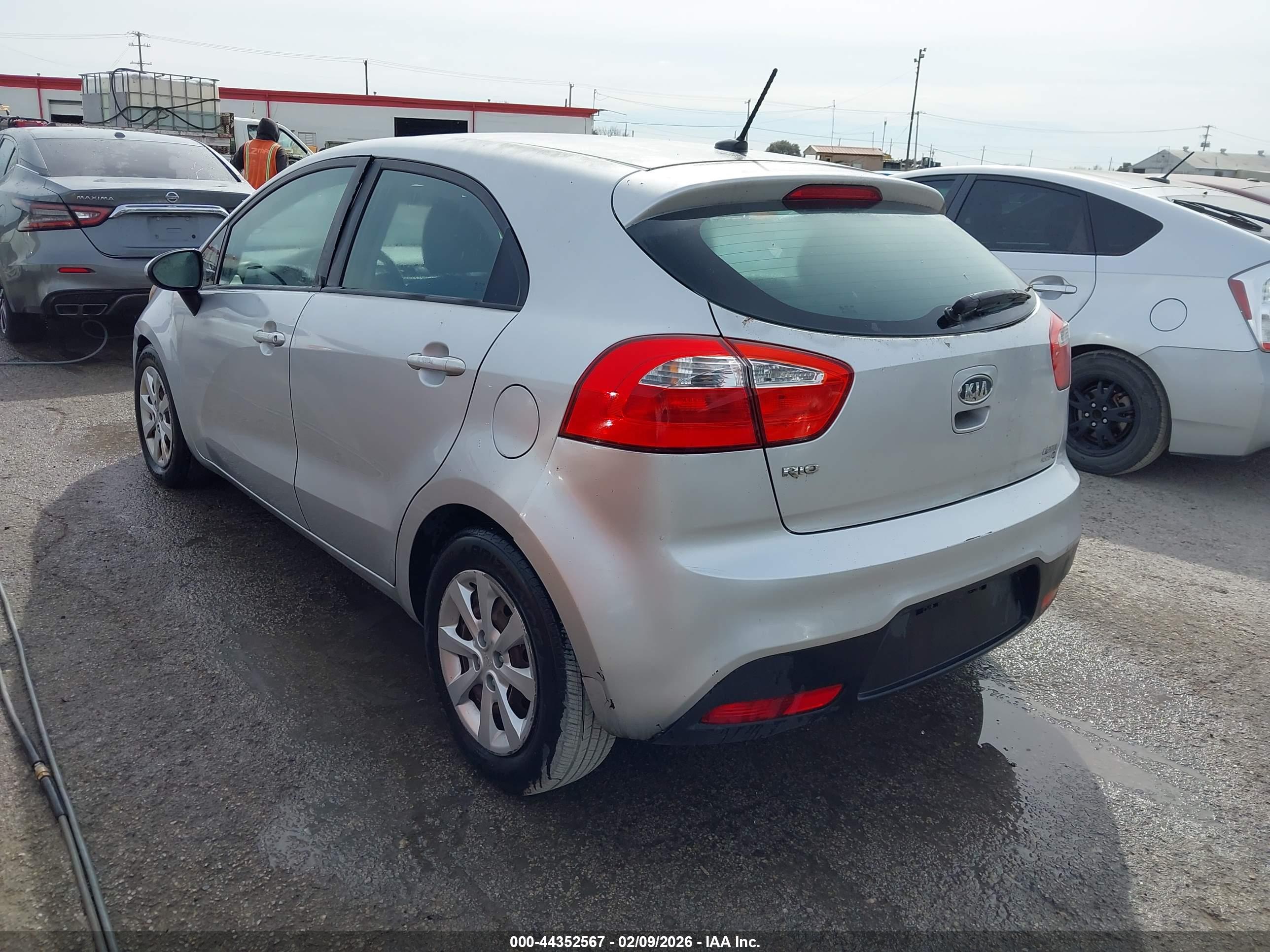 KIA RIO5 image 3