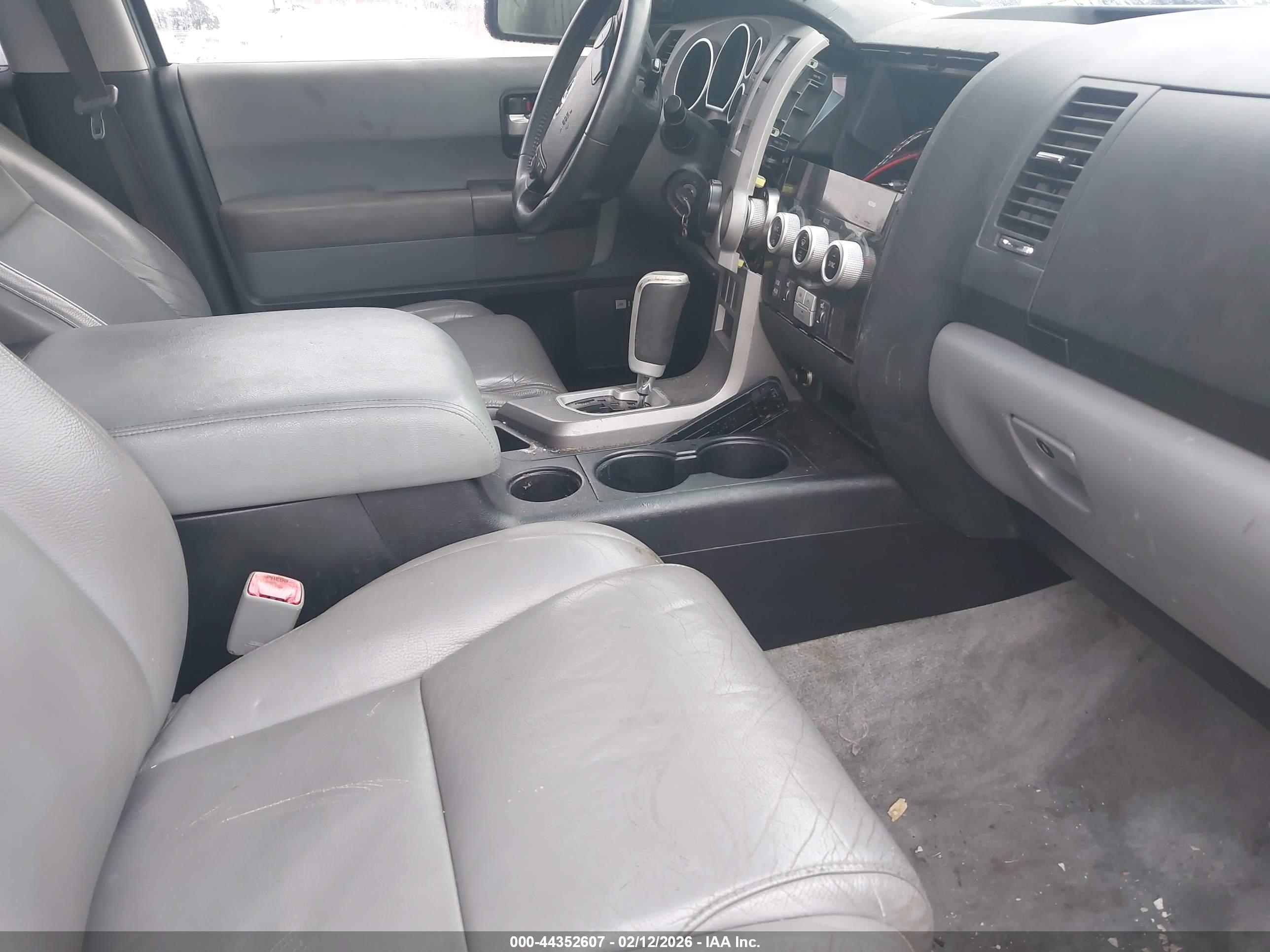 TOYOTA SEQUOIA image 5