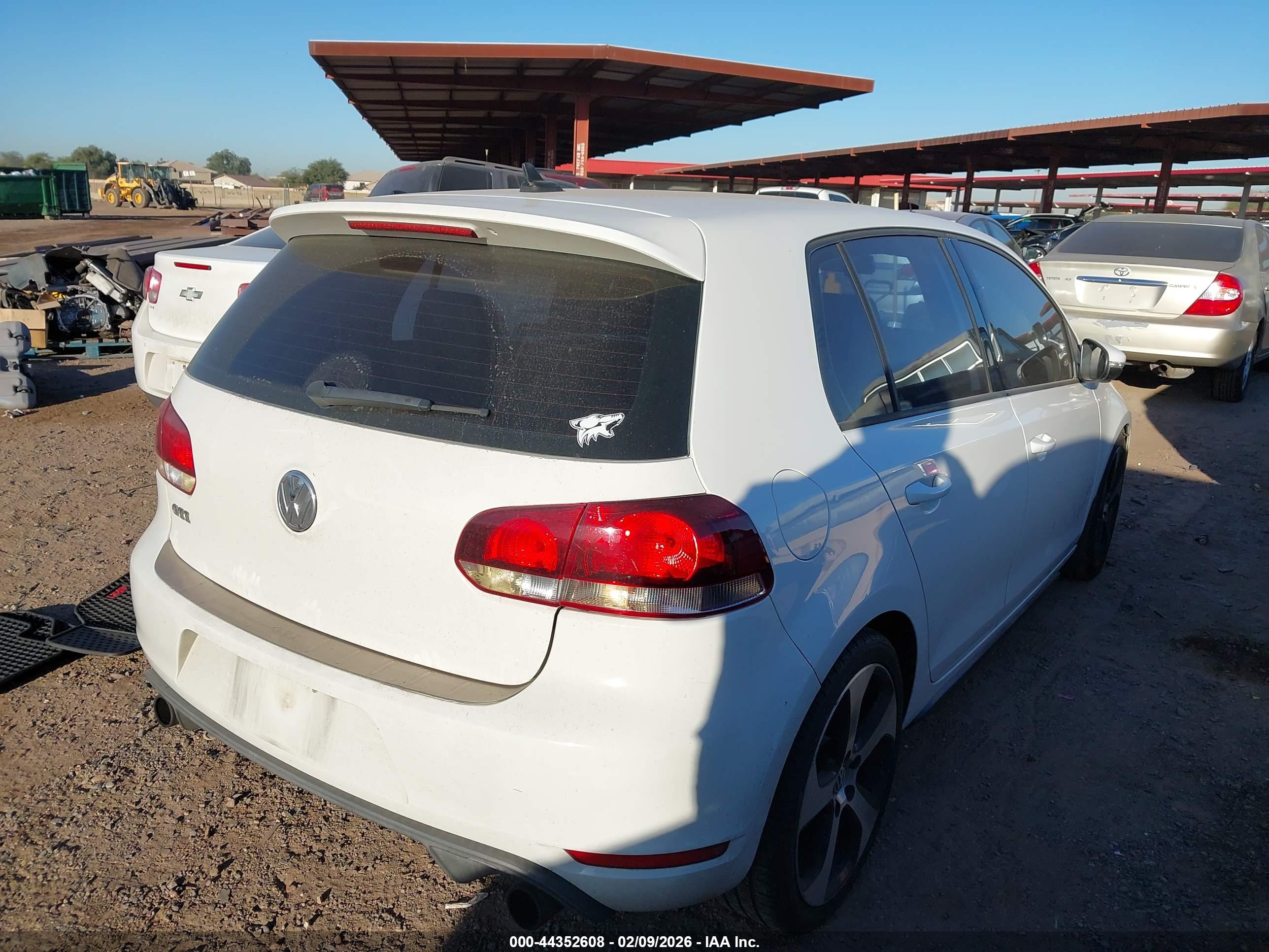VOLKSWAGEN GTI image 4