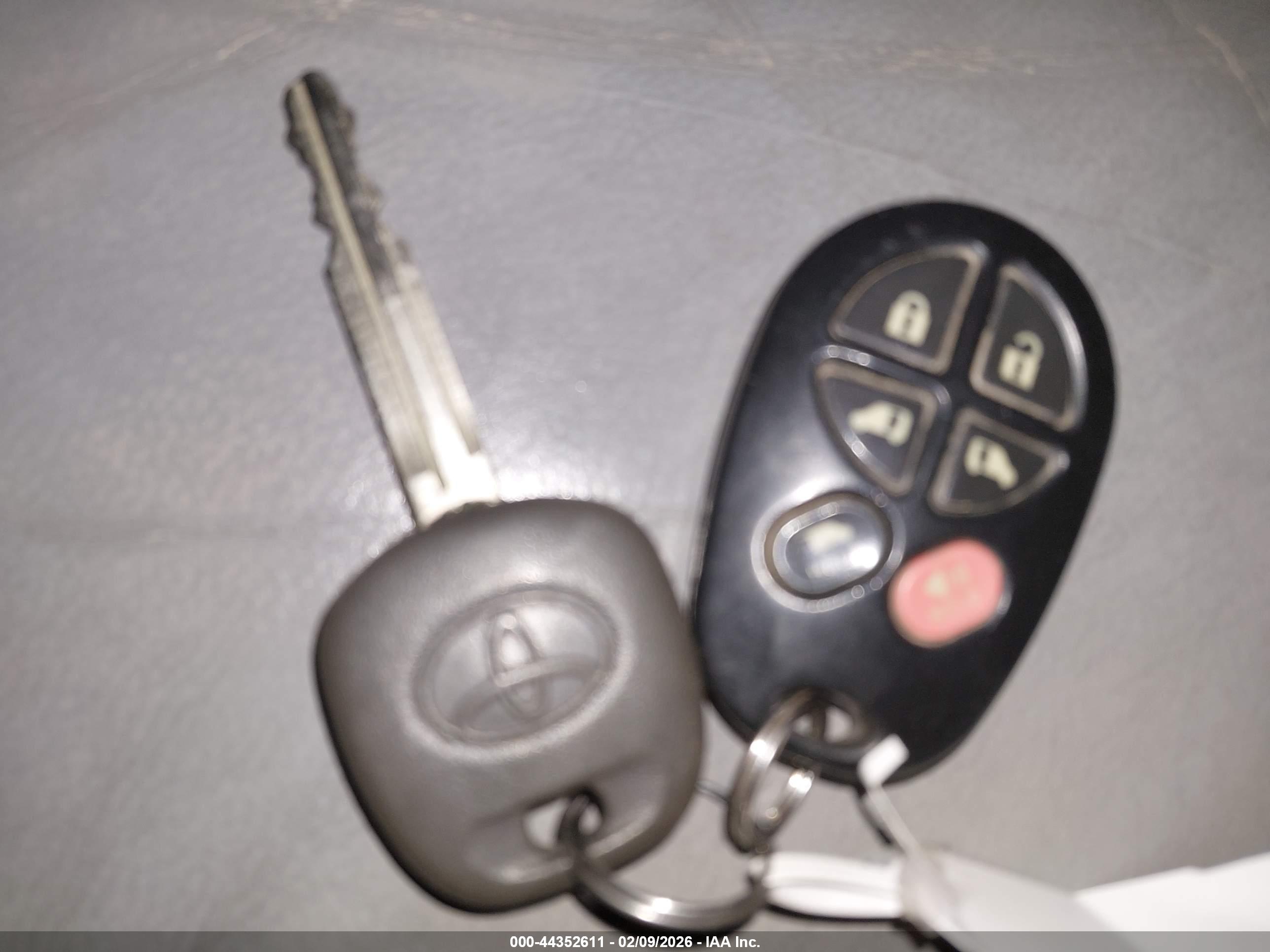 TOYOTA SIENNA image 11