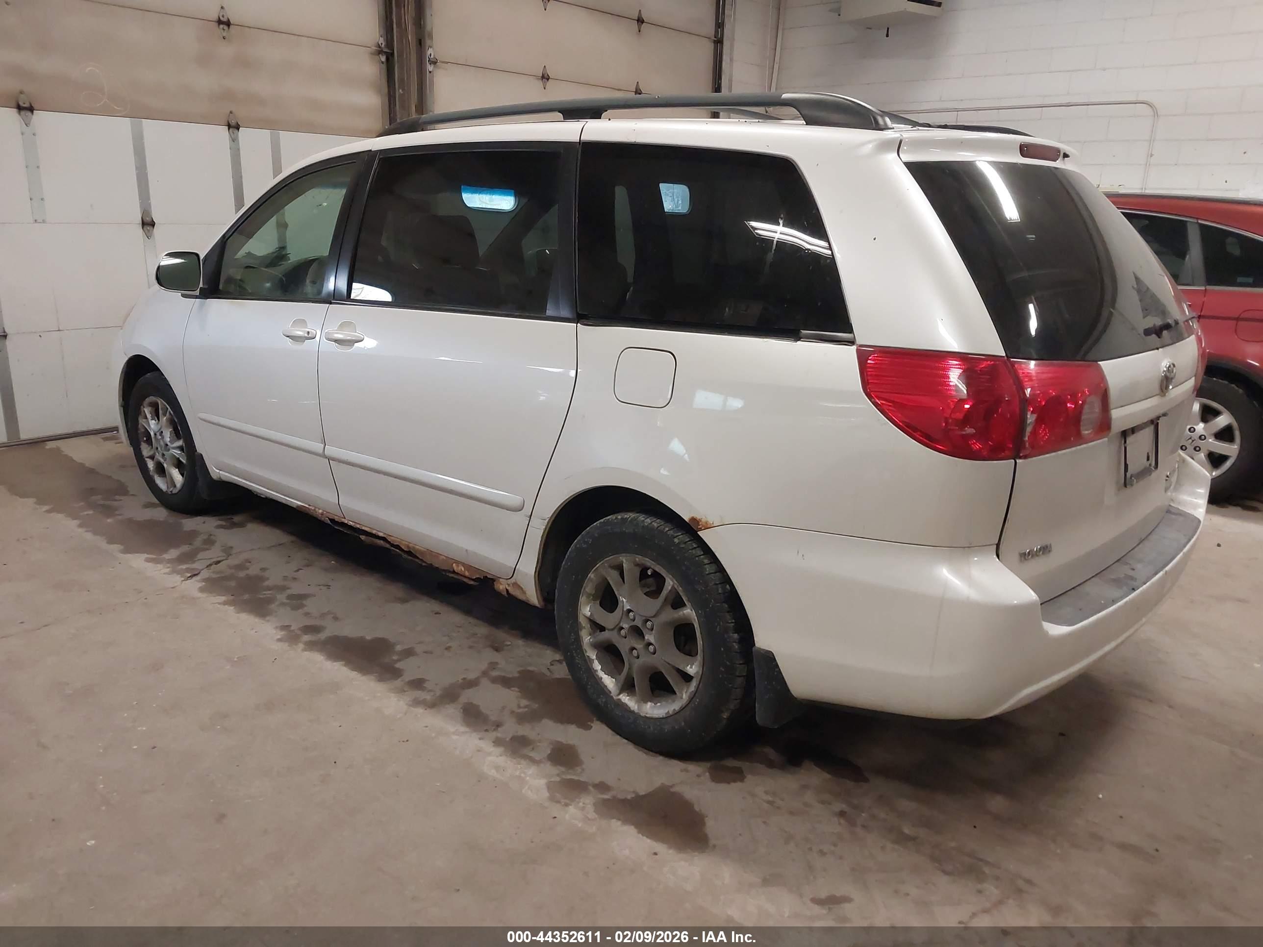 TOYOTA SIENNA image 3
