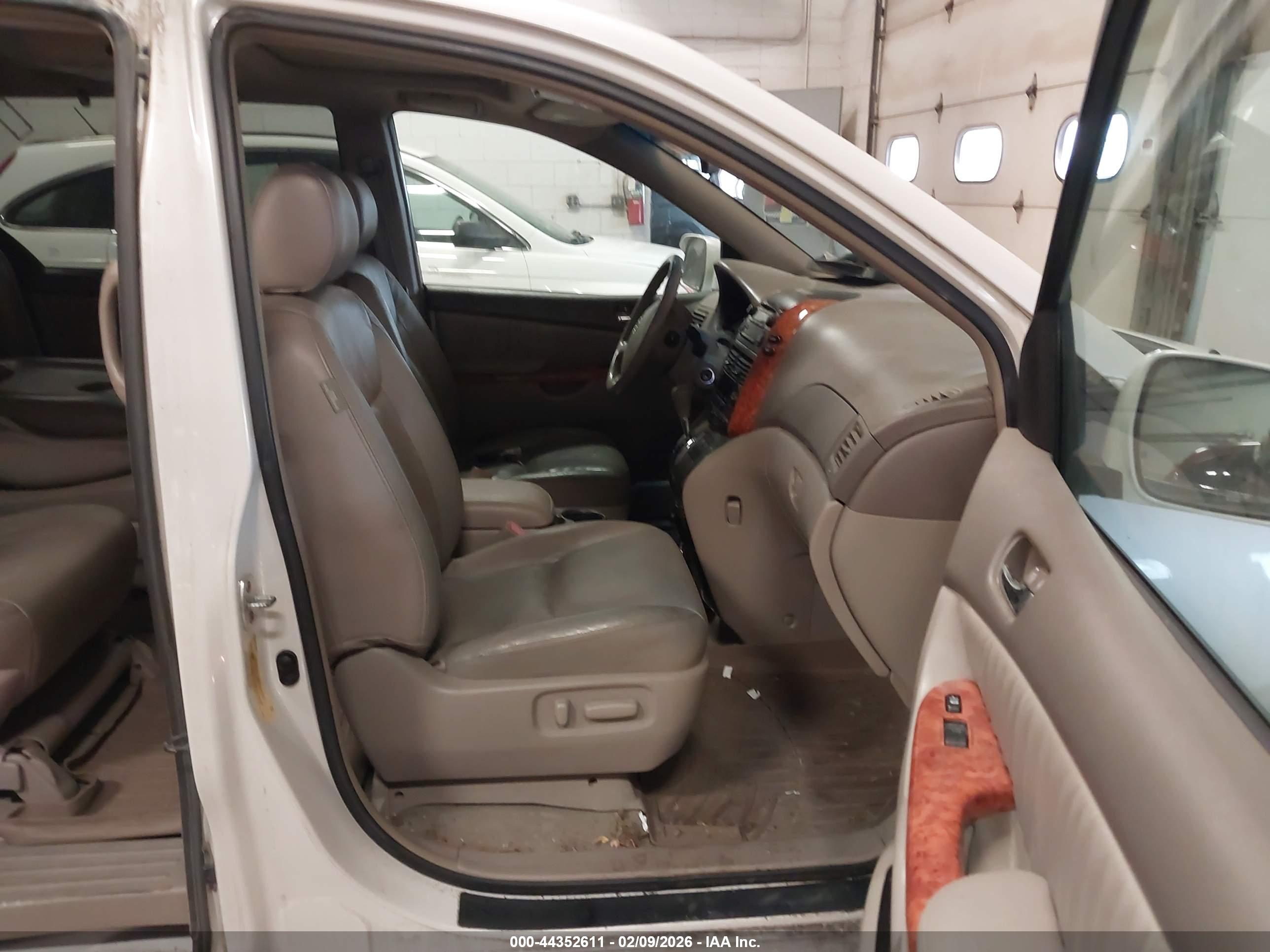 TOYOTA SIENNA image 5