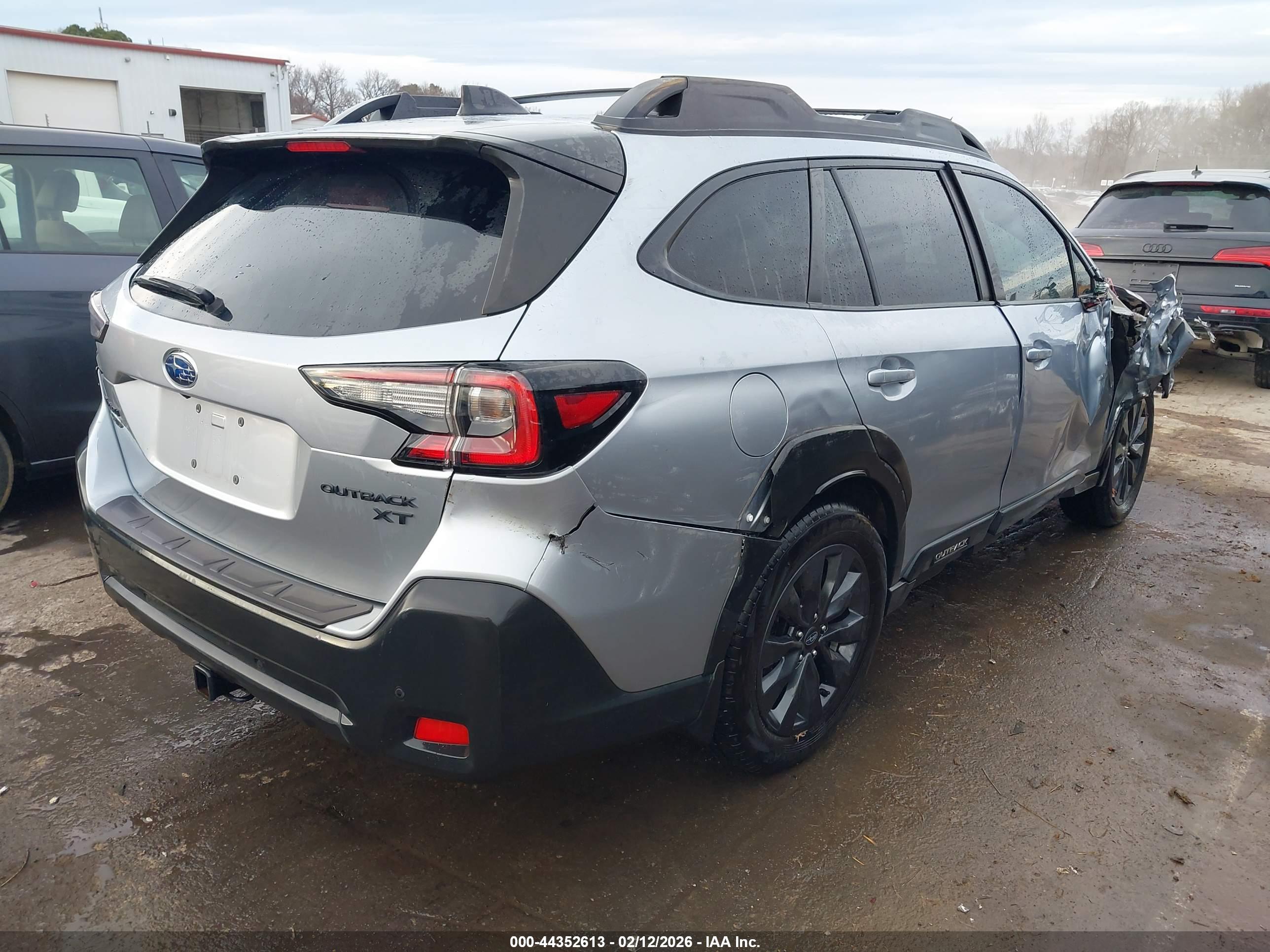 SUBARU OUTBACK image 4