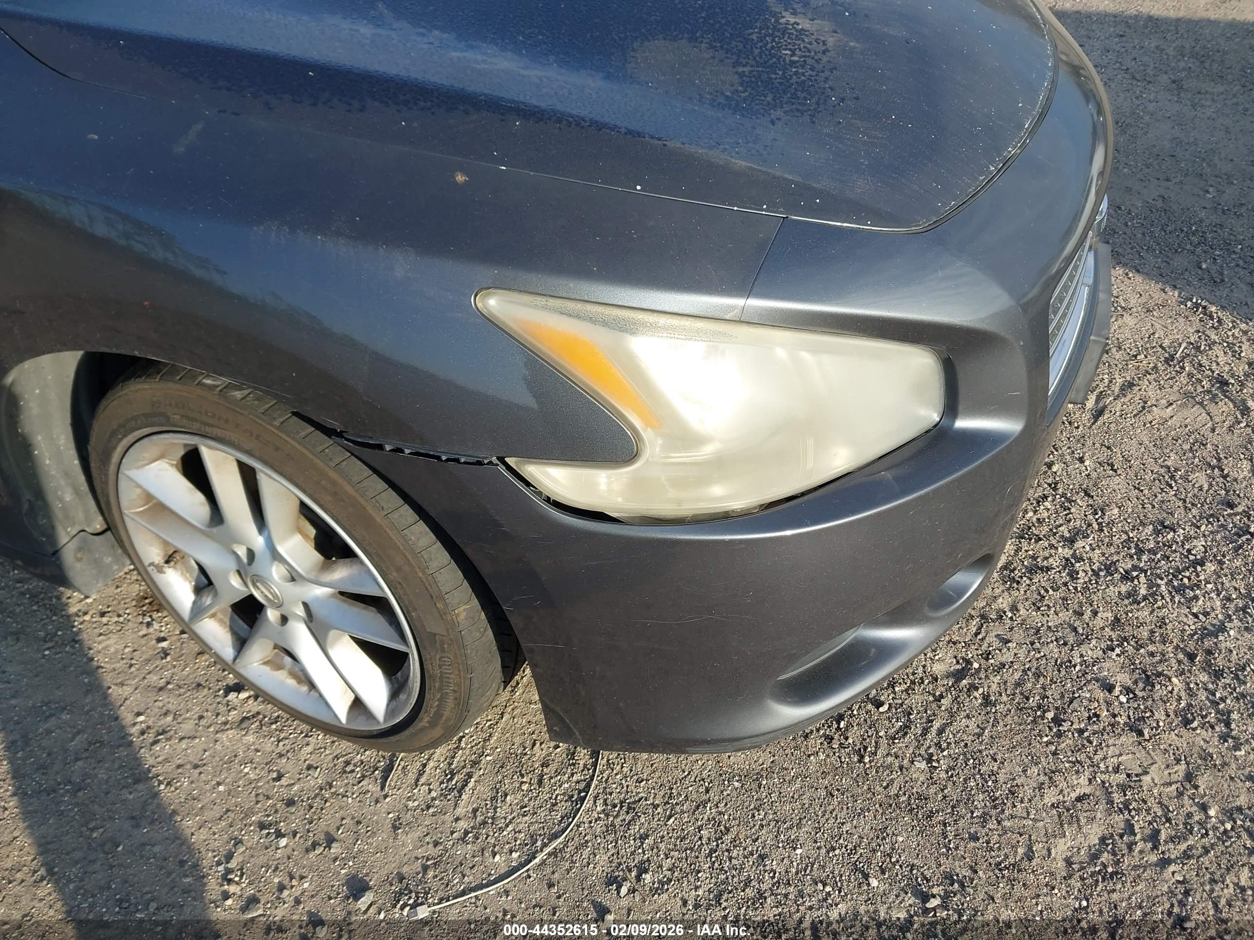 NISSAN MAXIMA image 6