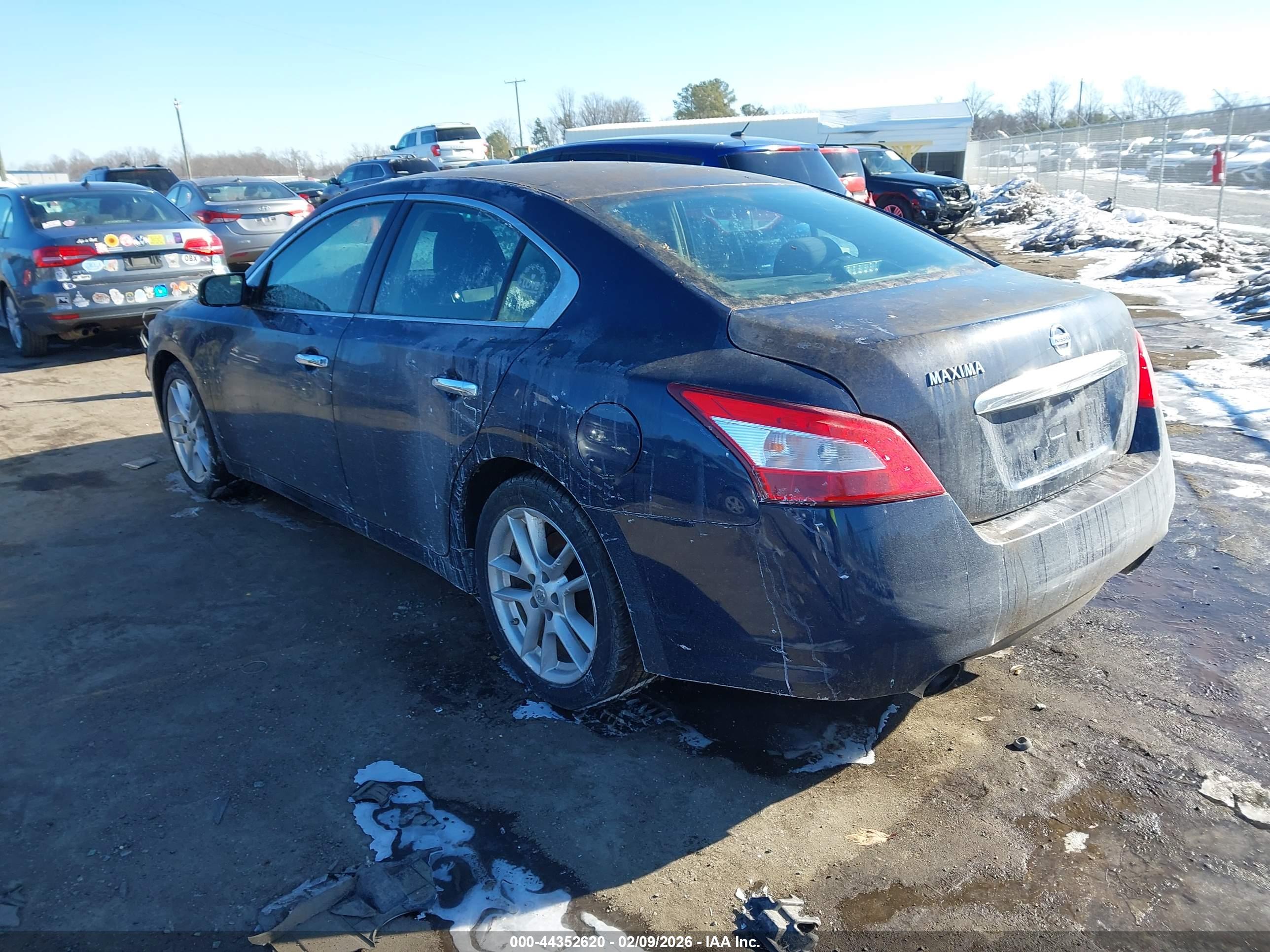 NISSAN MAXIMA image 3