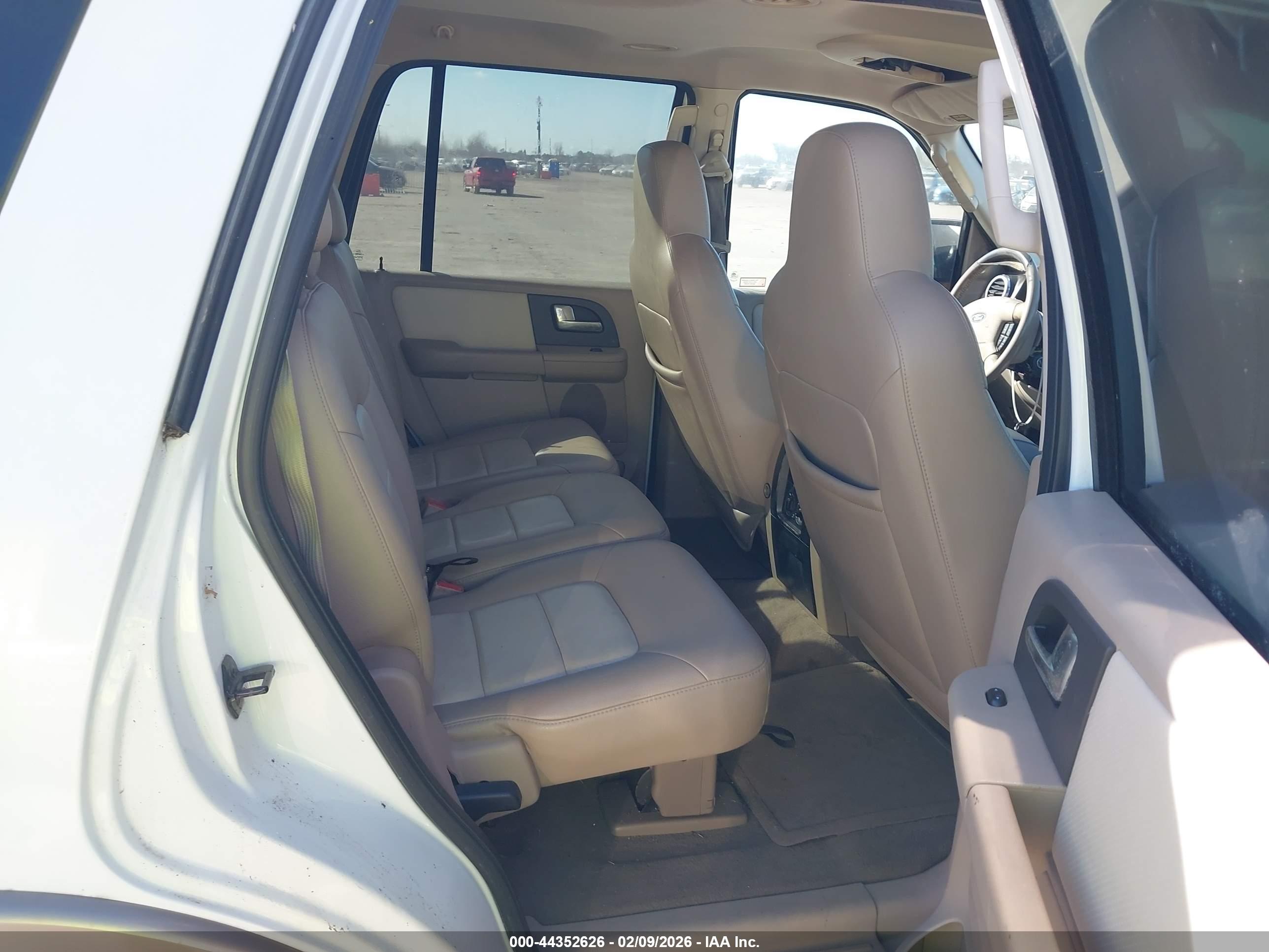 FORD EXPEDITION image 8