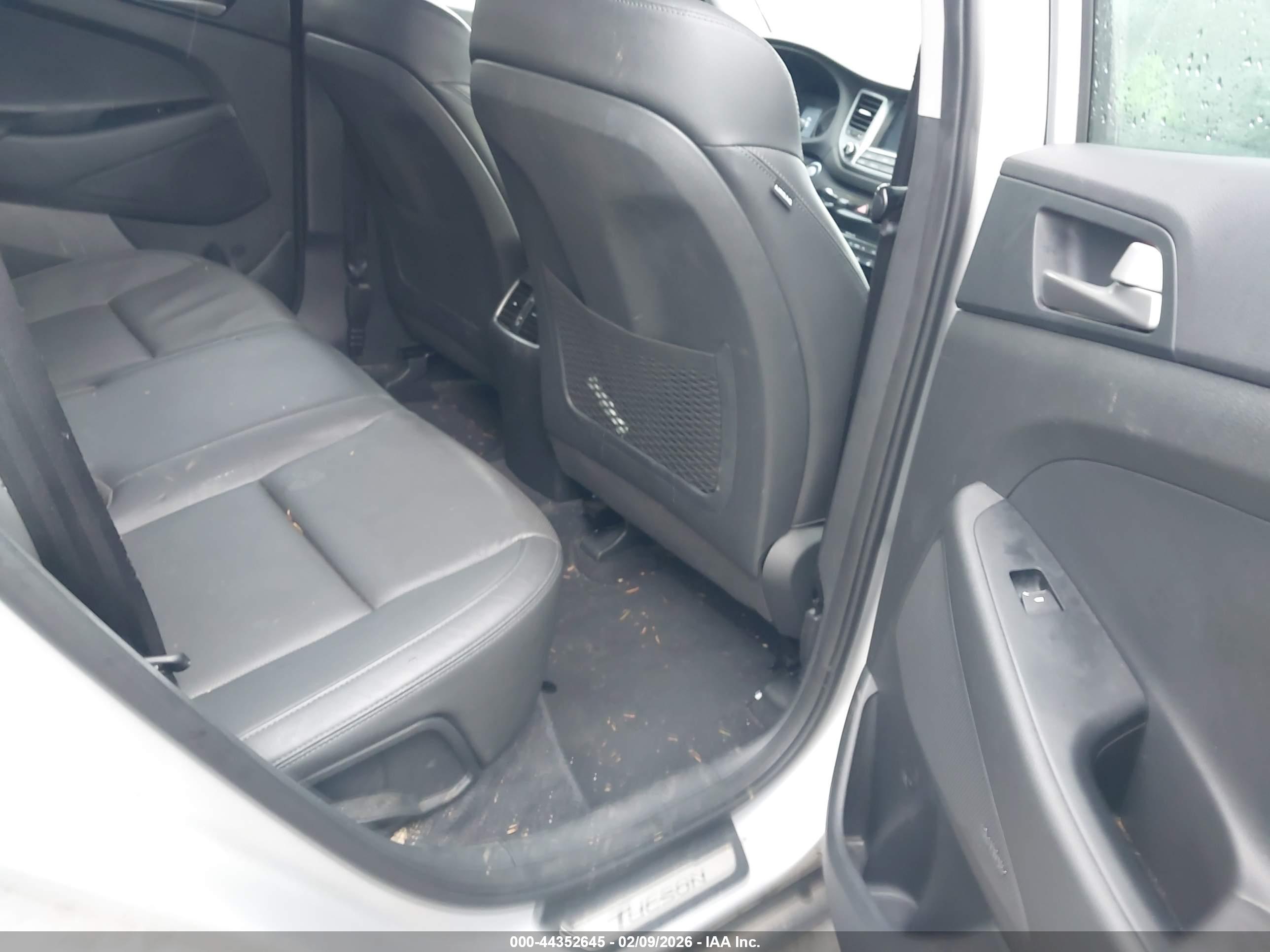 HYUNDAI TUCSON image 8