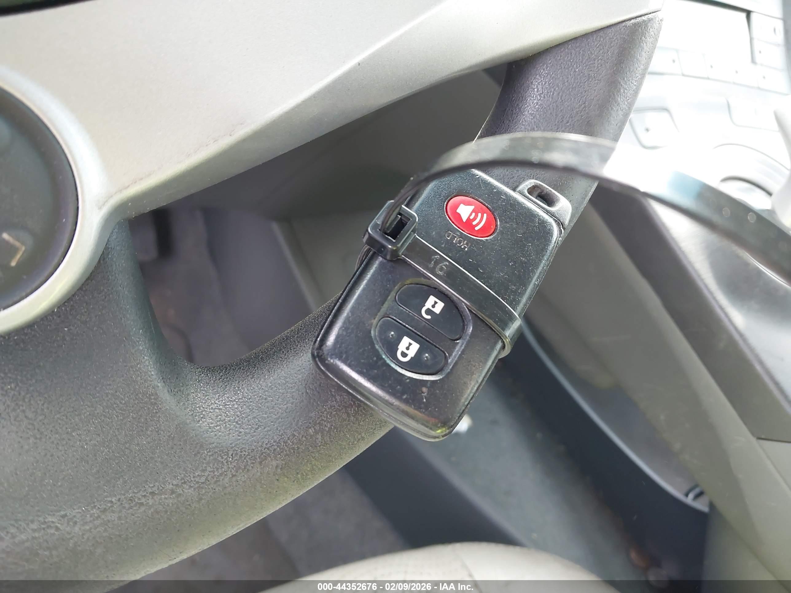 TOYOTA PRIUS image 11