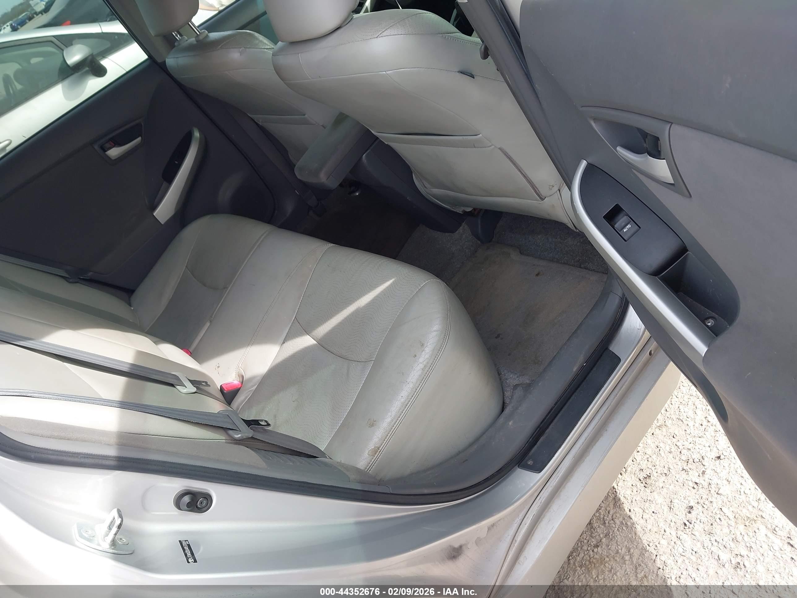 TOYOTA PRIUS image 8