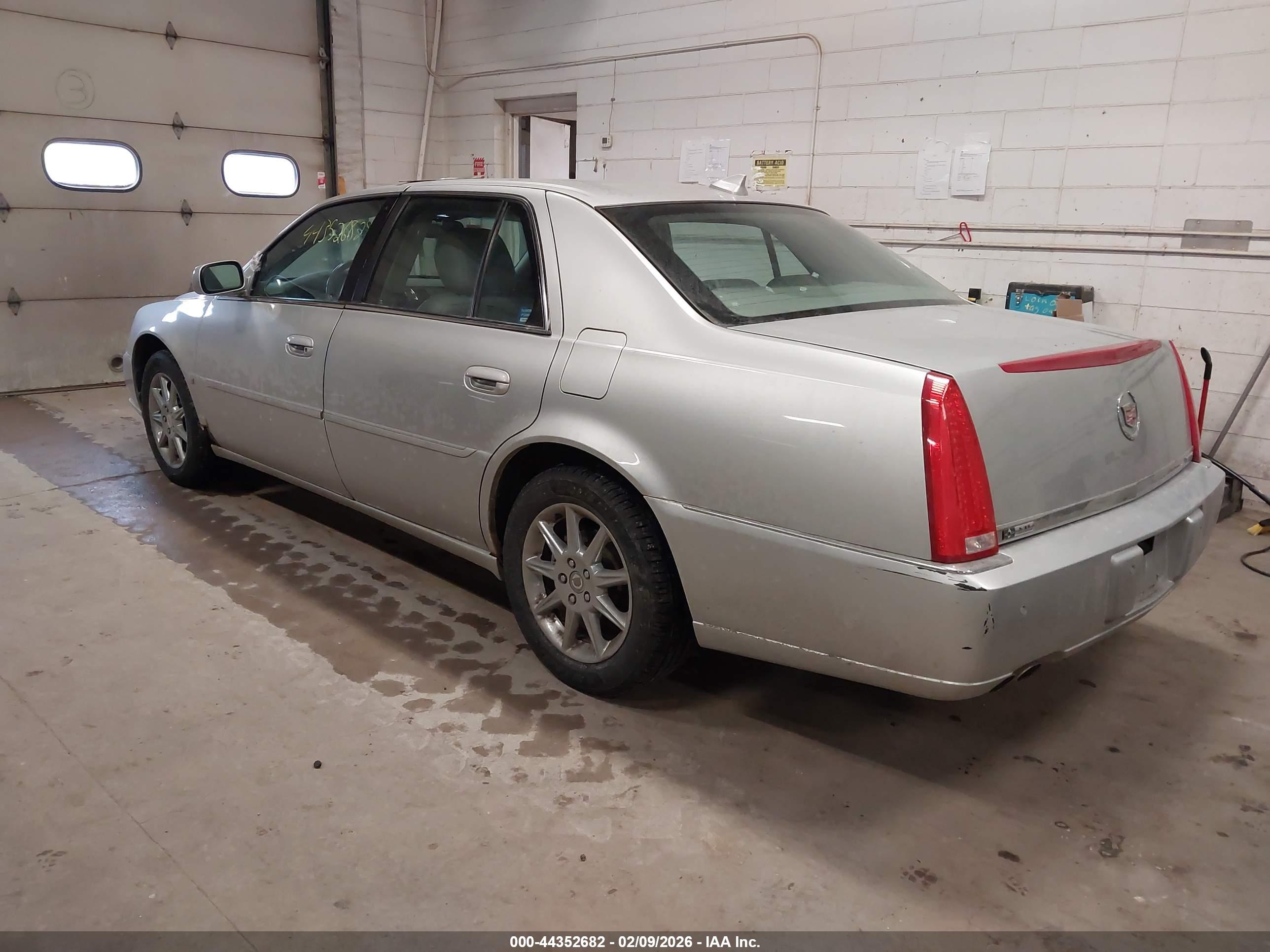 CADILLAC DTS image 3