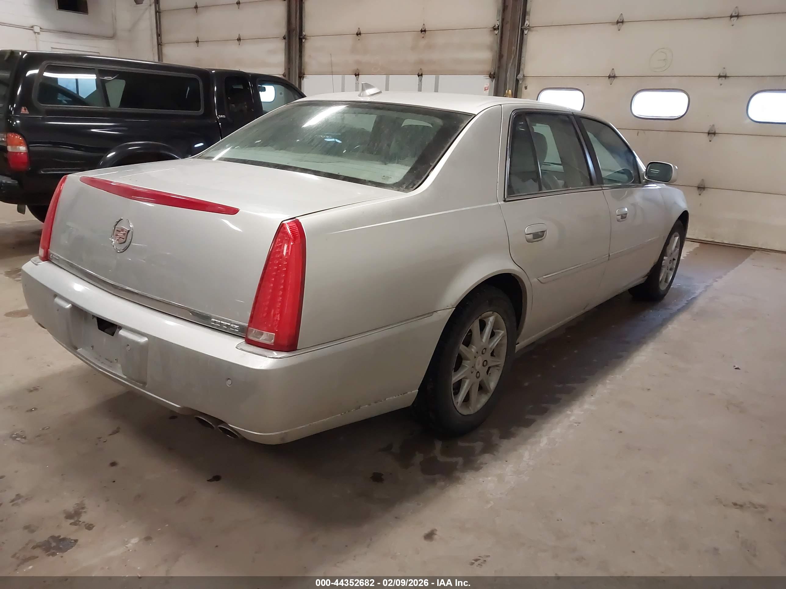 CADILLAC DTS image 4