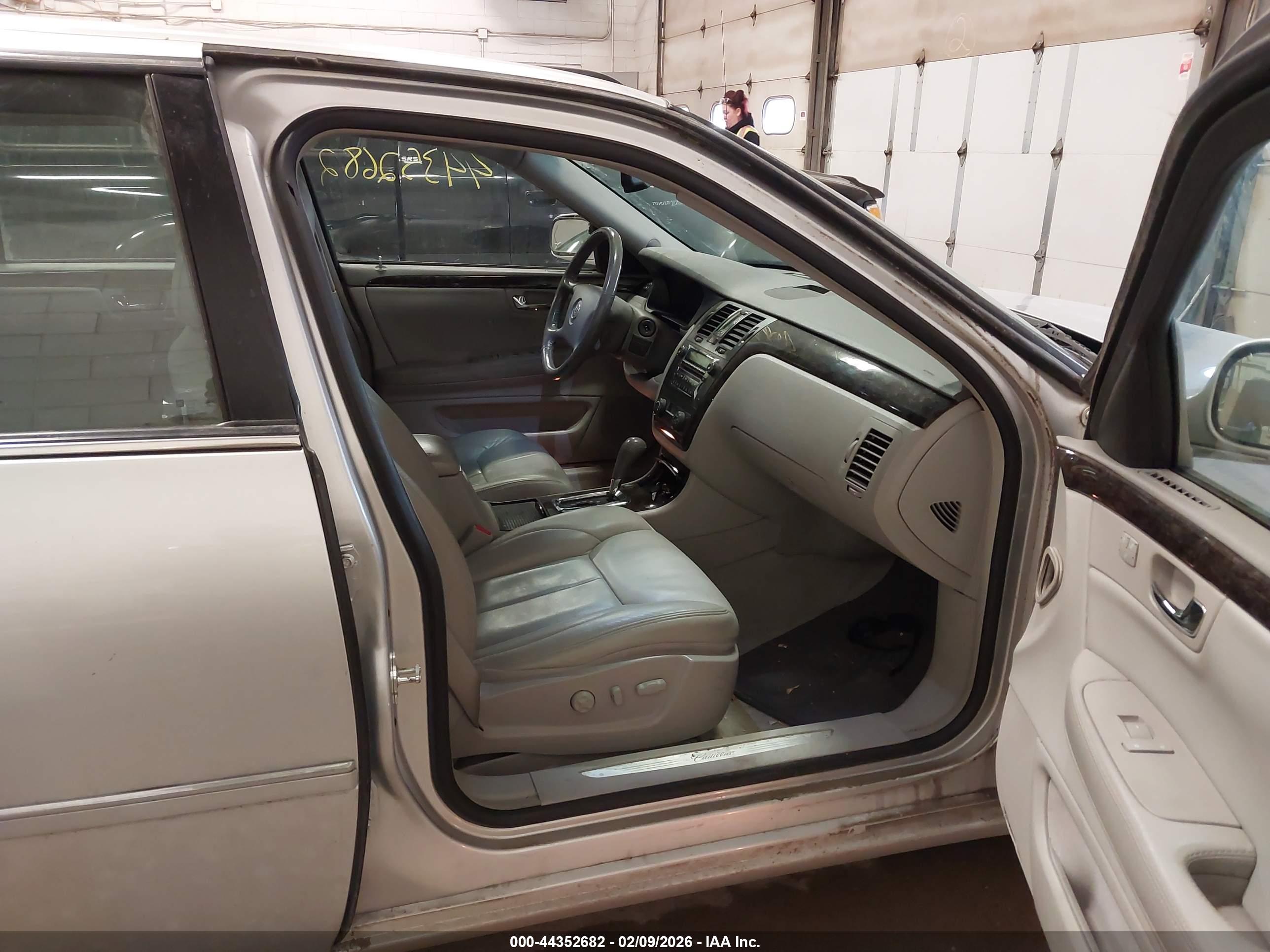 CADILLAC DTS image 5