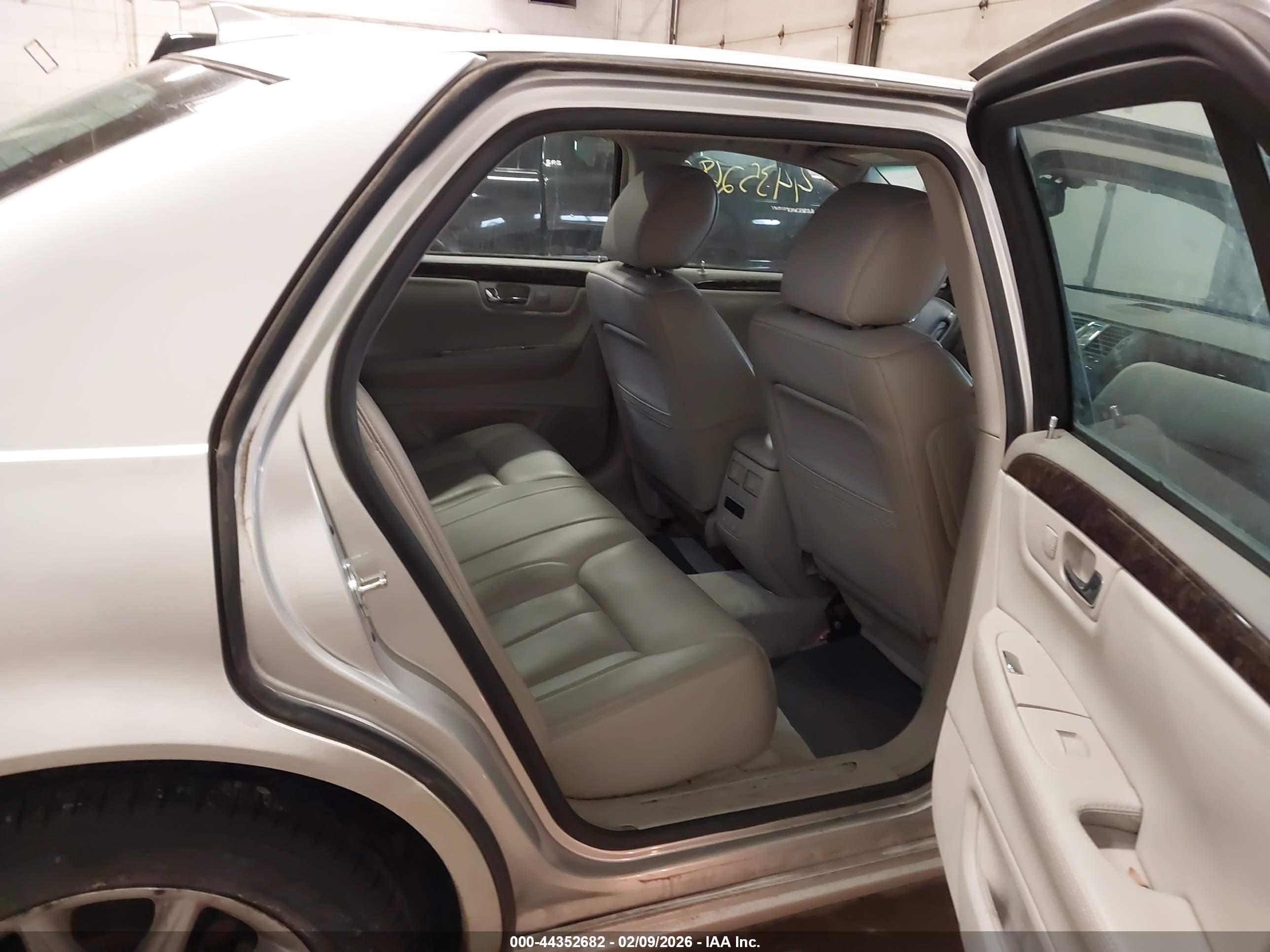 CADILLAC DTS image 8