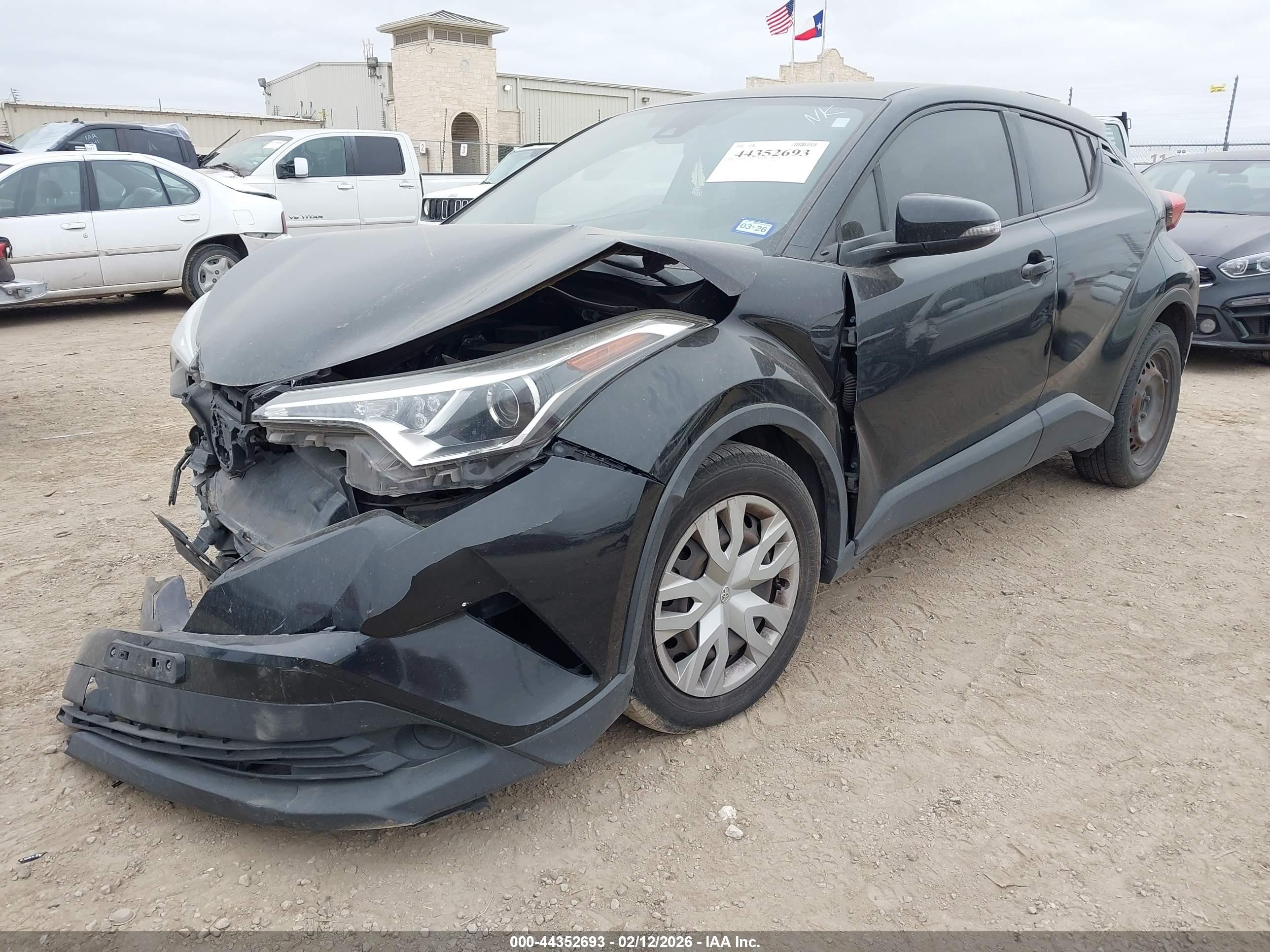 TOYOTA C-HR image 2