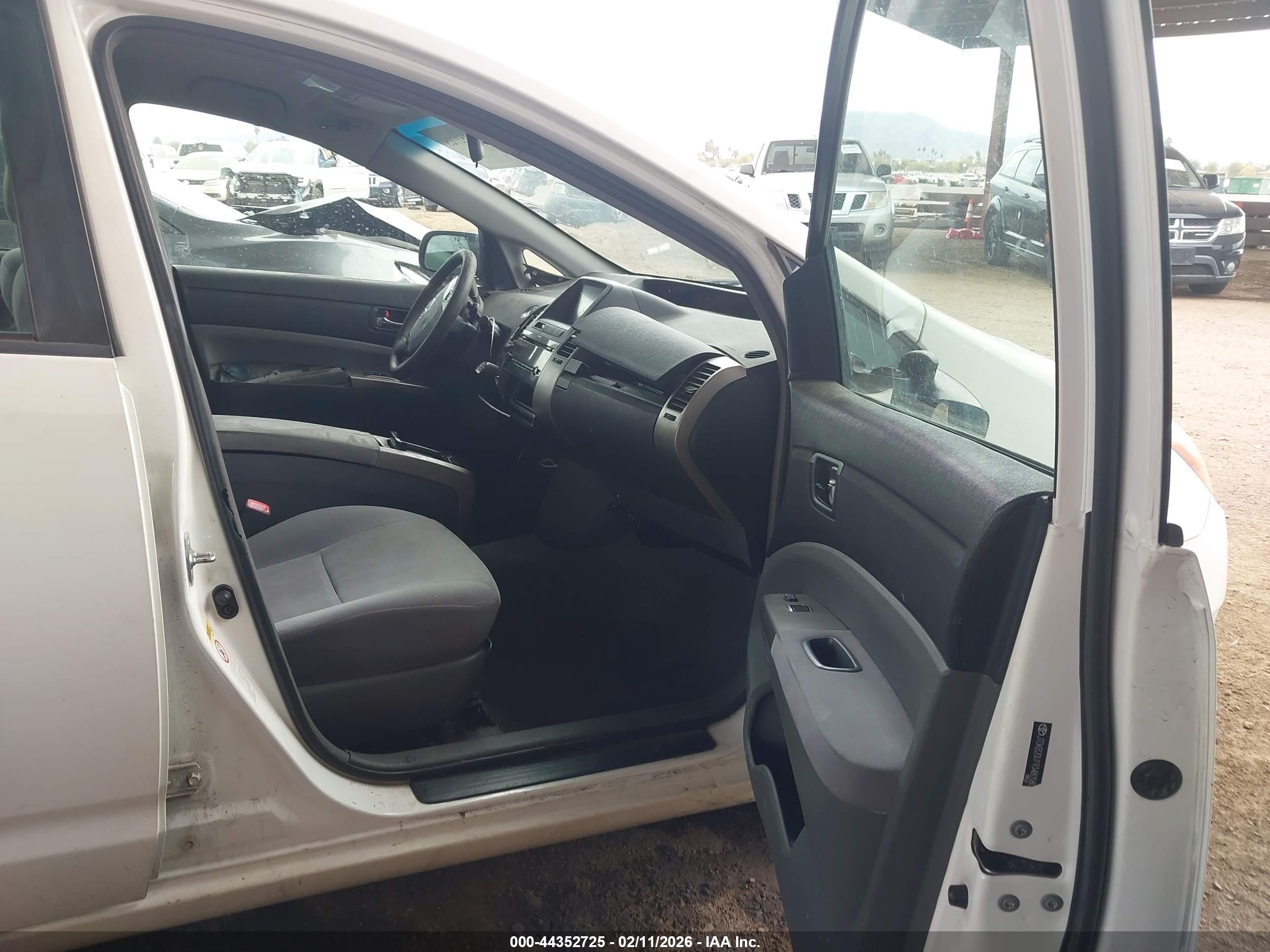 TOYOTA PRIUS image 5