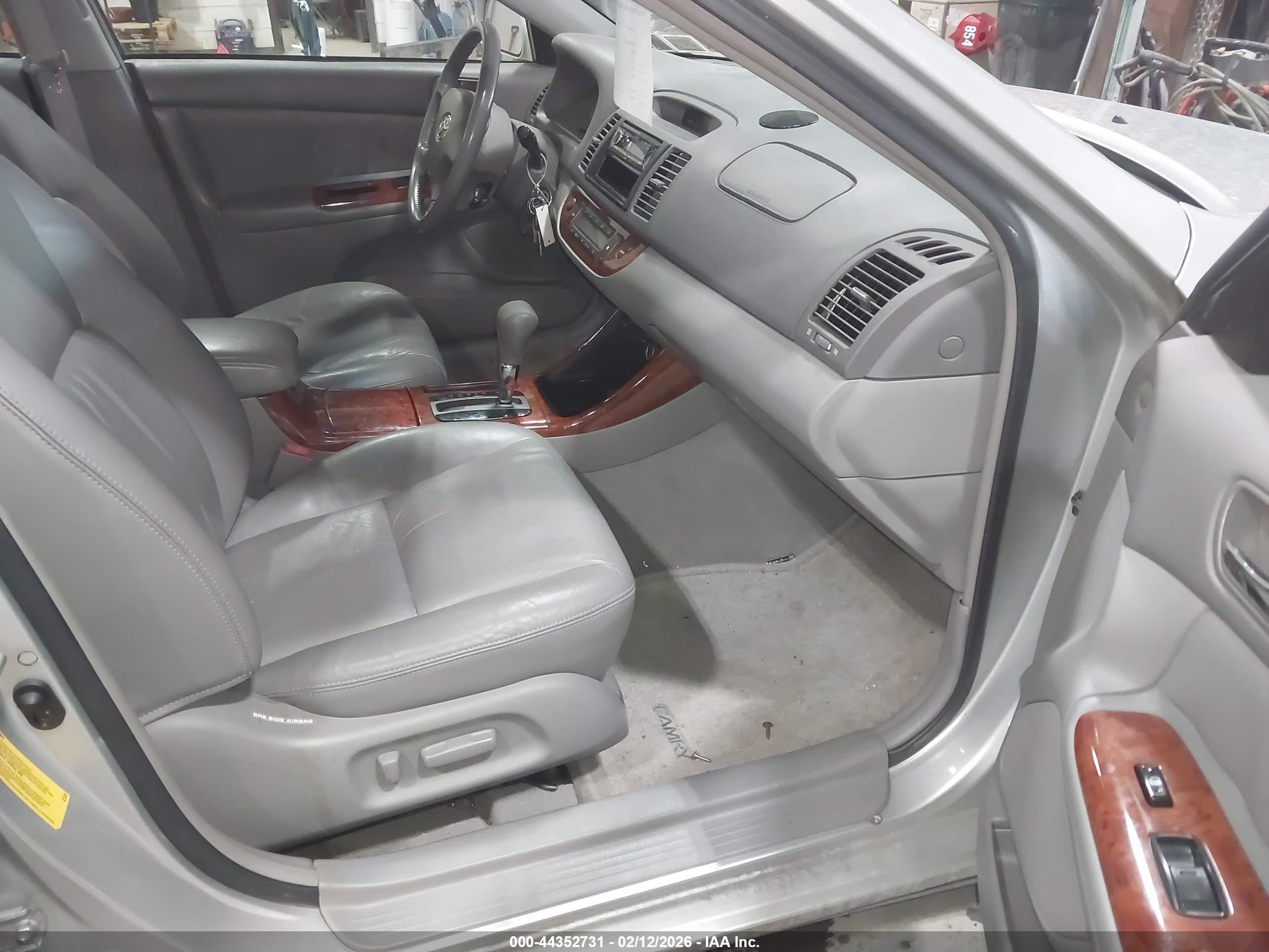 TOYOTA CAMRY image 5