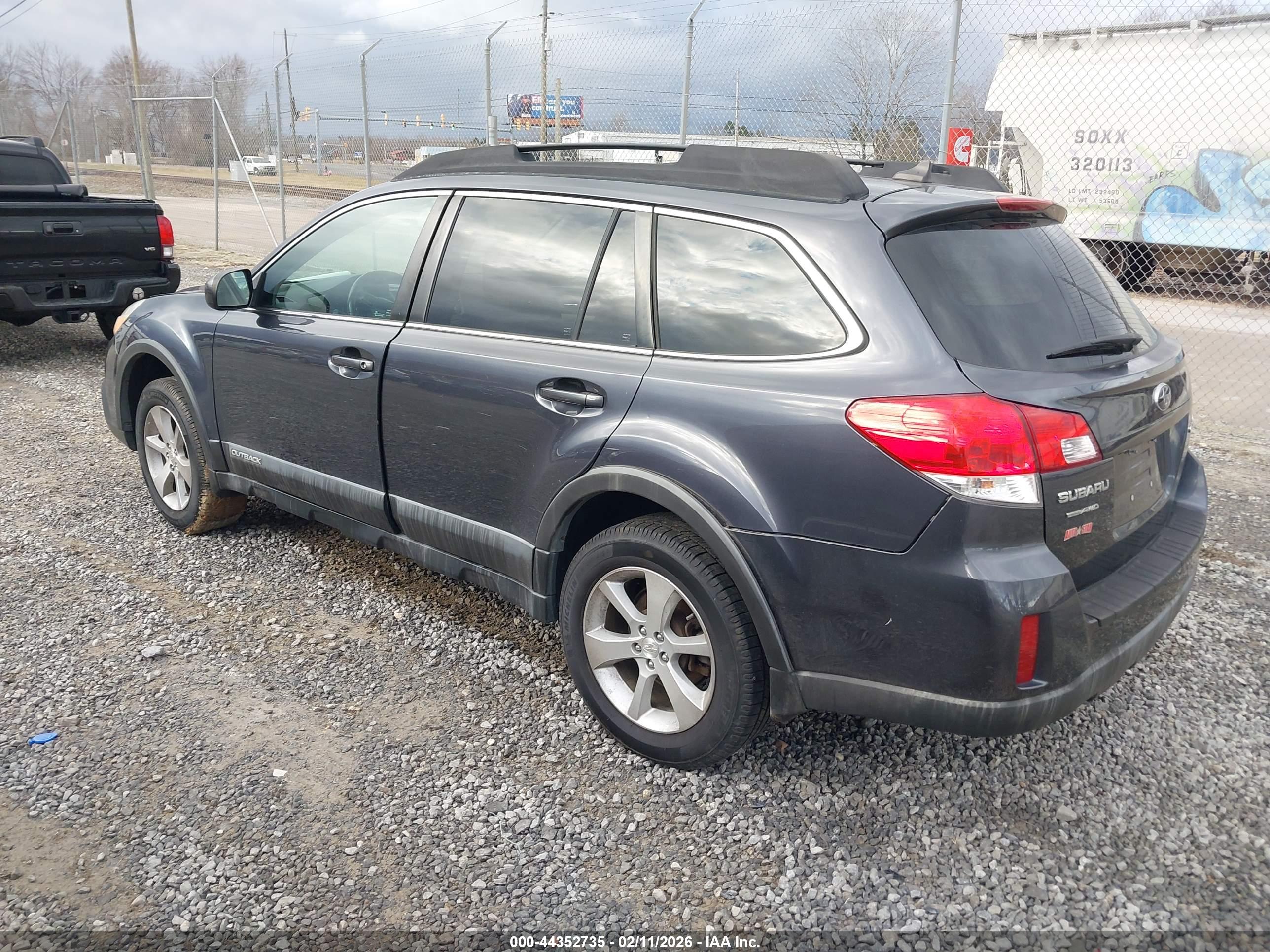 SUBARU OUTBACK image 3