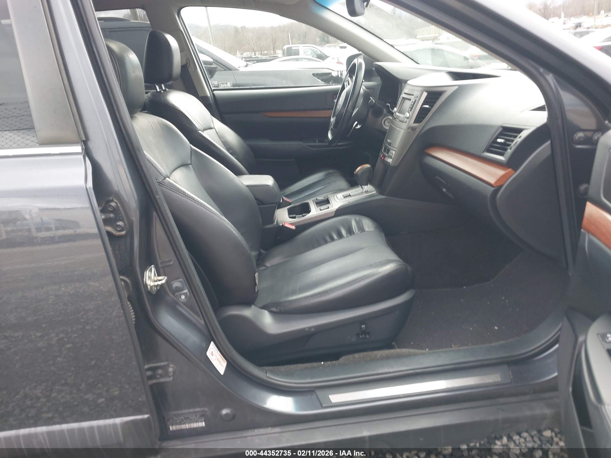 SUBARU OUTBACK image 5