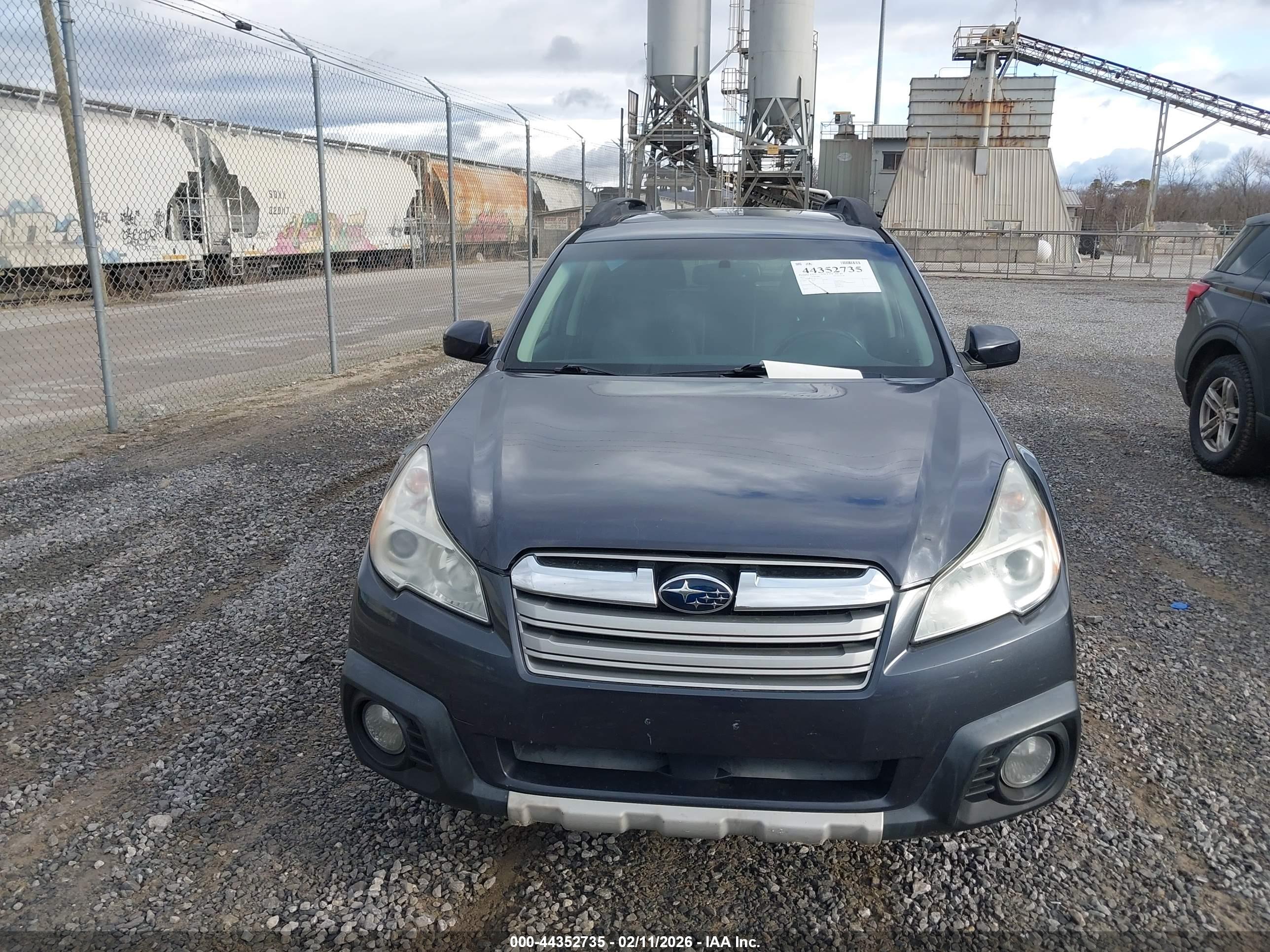 SUBARU OUTBACK image 6