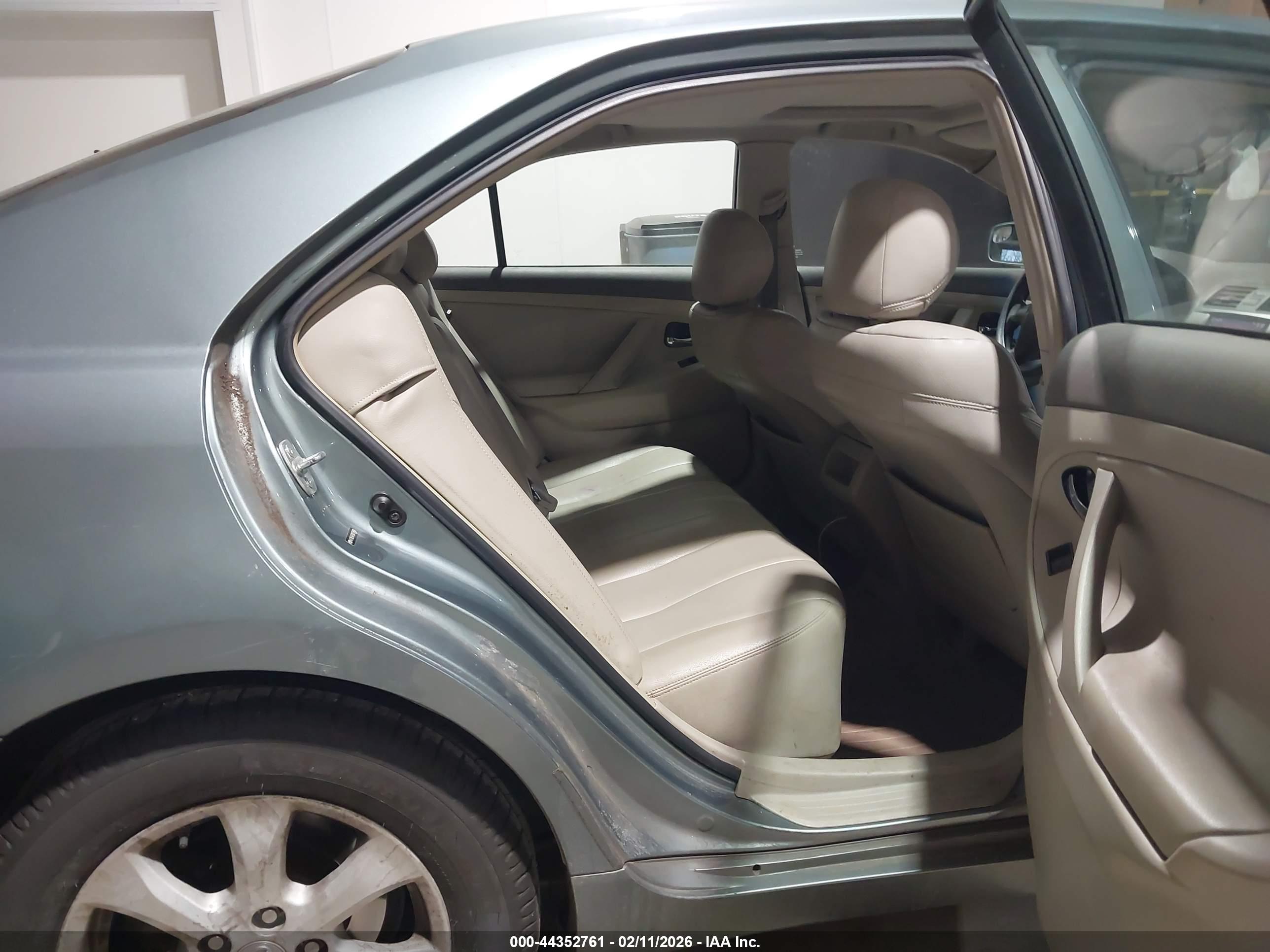 TOYOTA CAMRY image 8