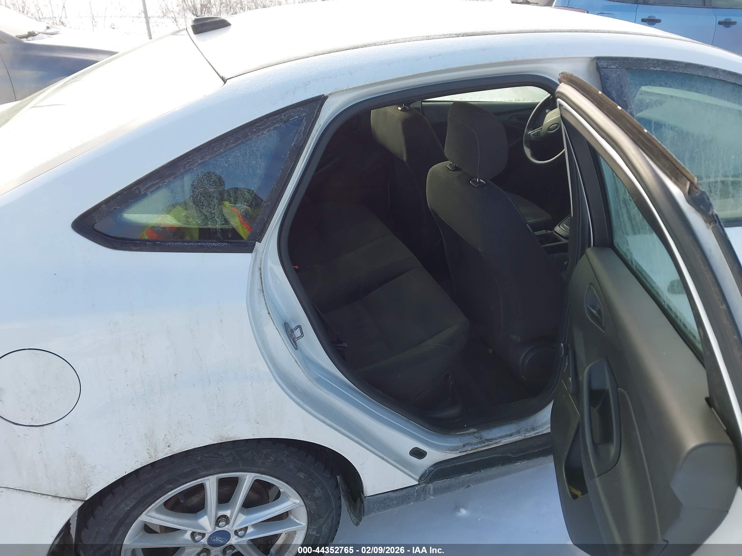 FORD FOCUS image 8