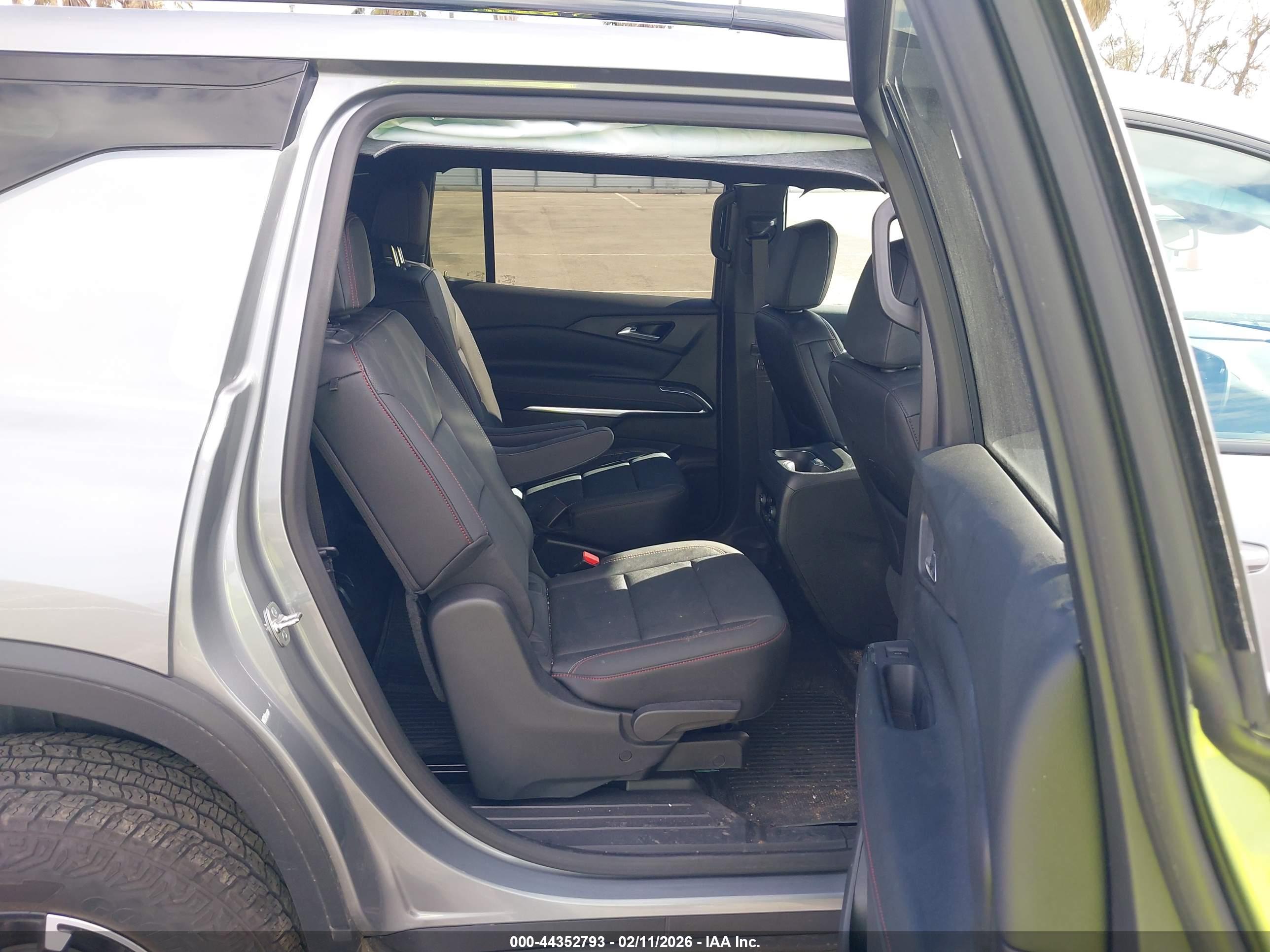 CHEVROLET TRAVERSE image 8