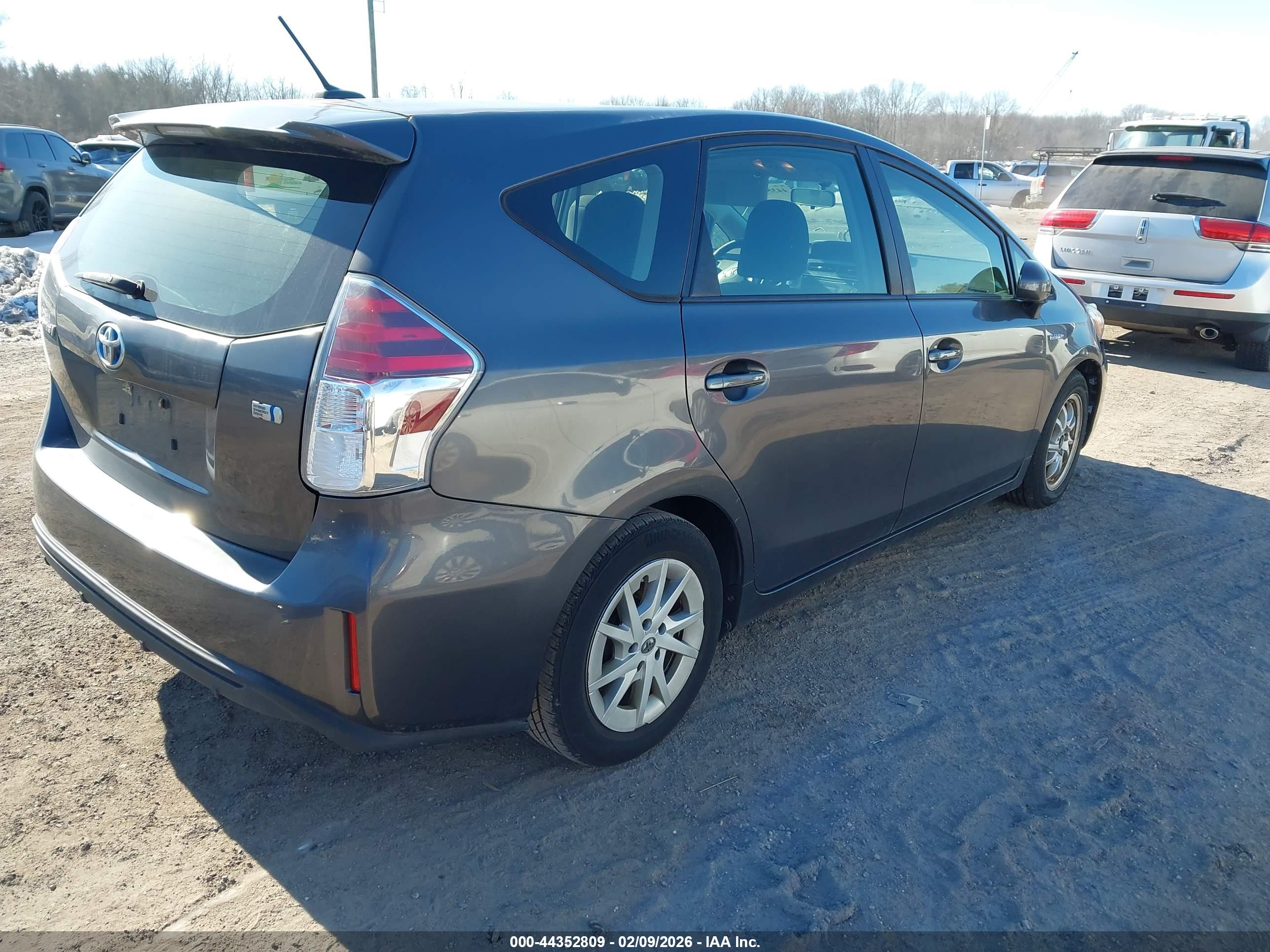 TOYOTA PRIUS image 4