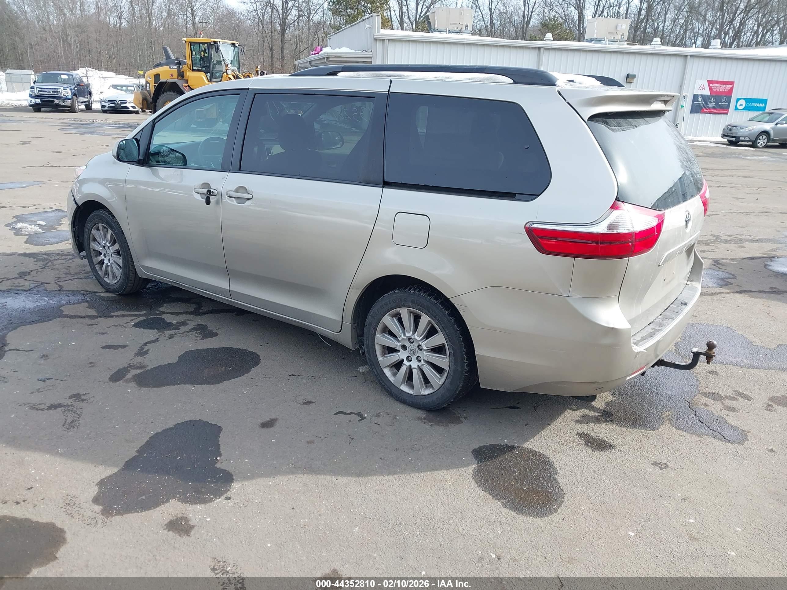 TOYOTA SIENNA image 3