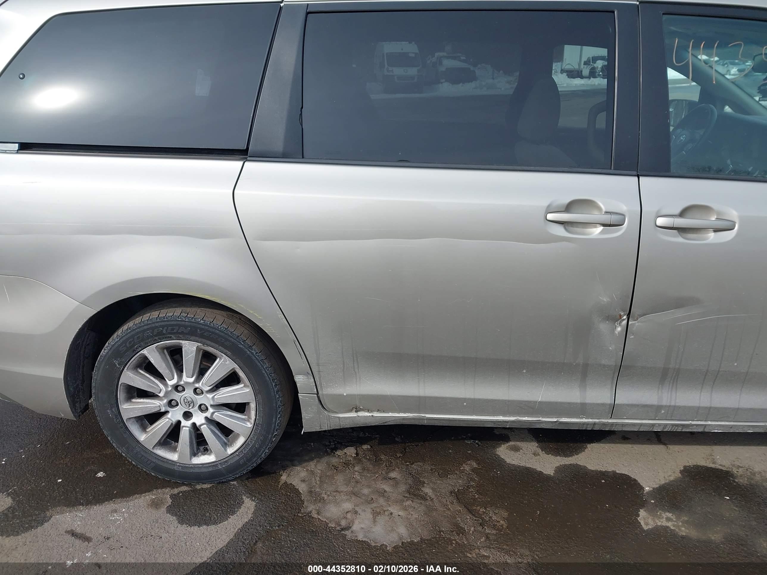 TOYOTA SIENNA image 6