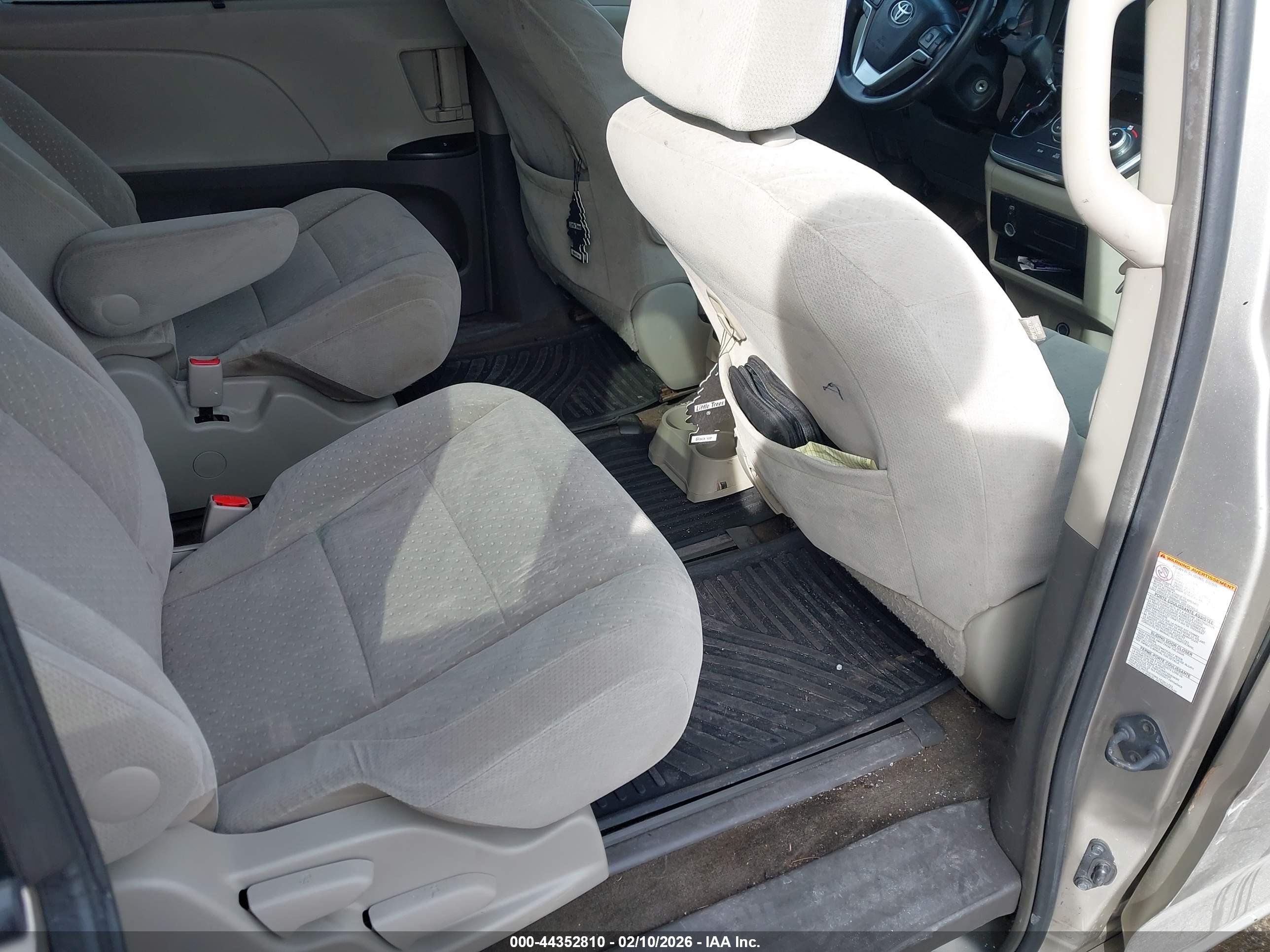 TOYOTA SIENNA image 8