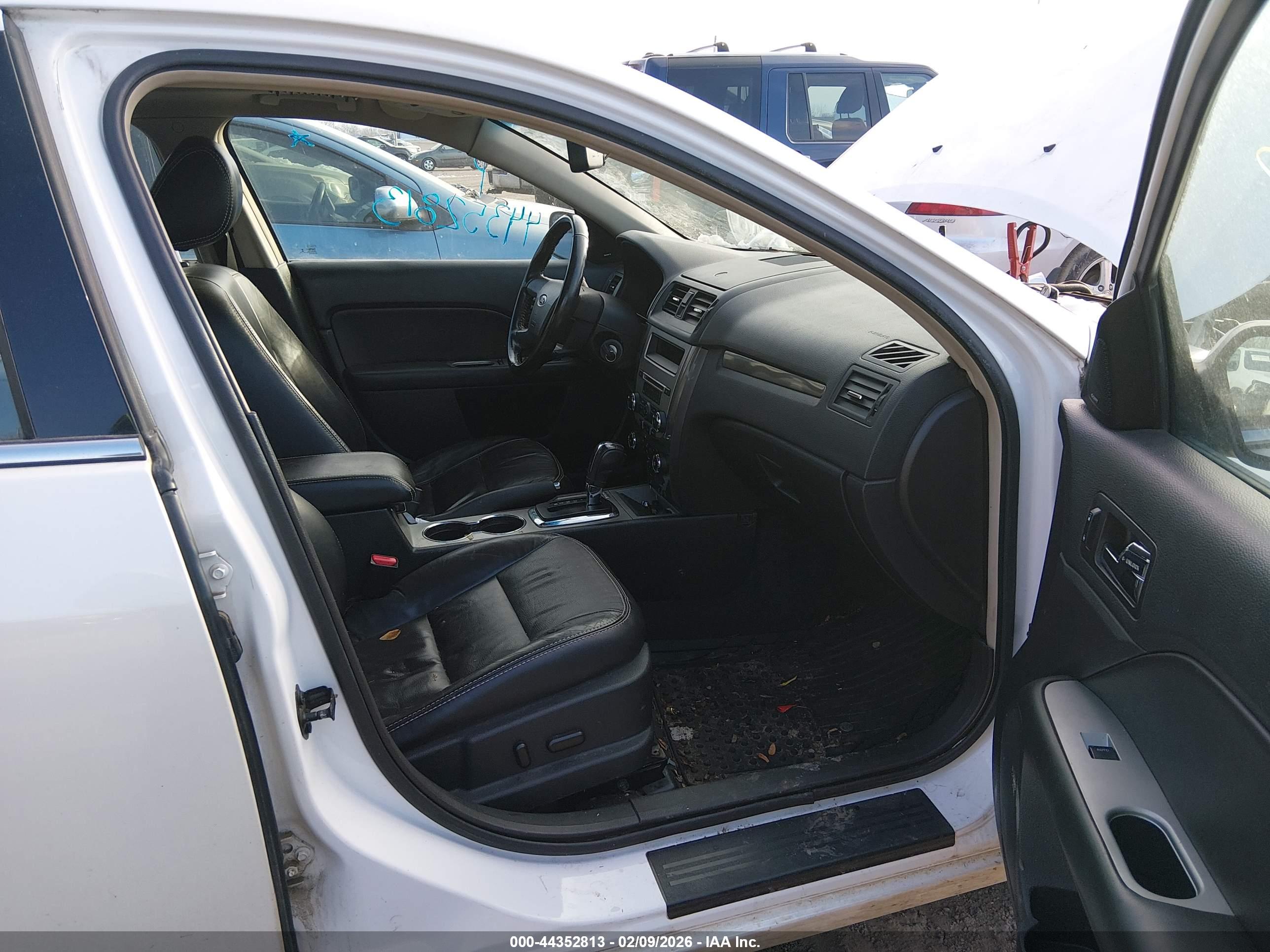 FORD FUSION image 5