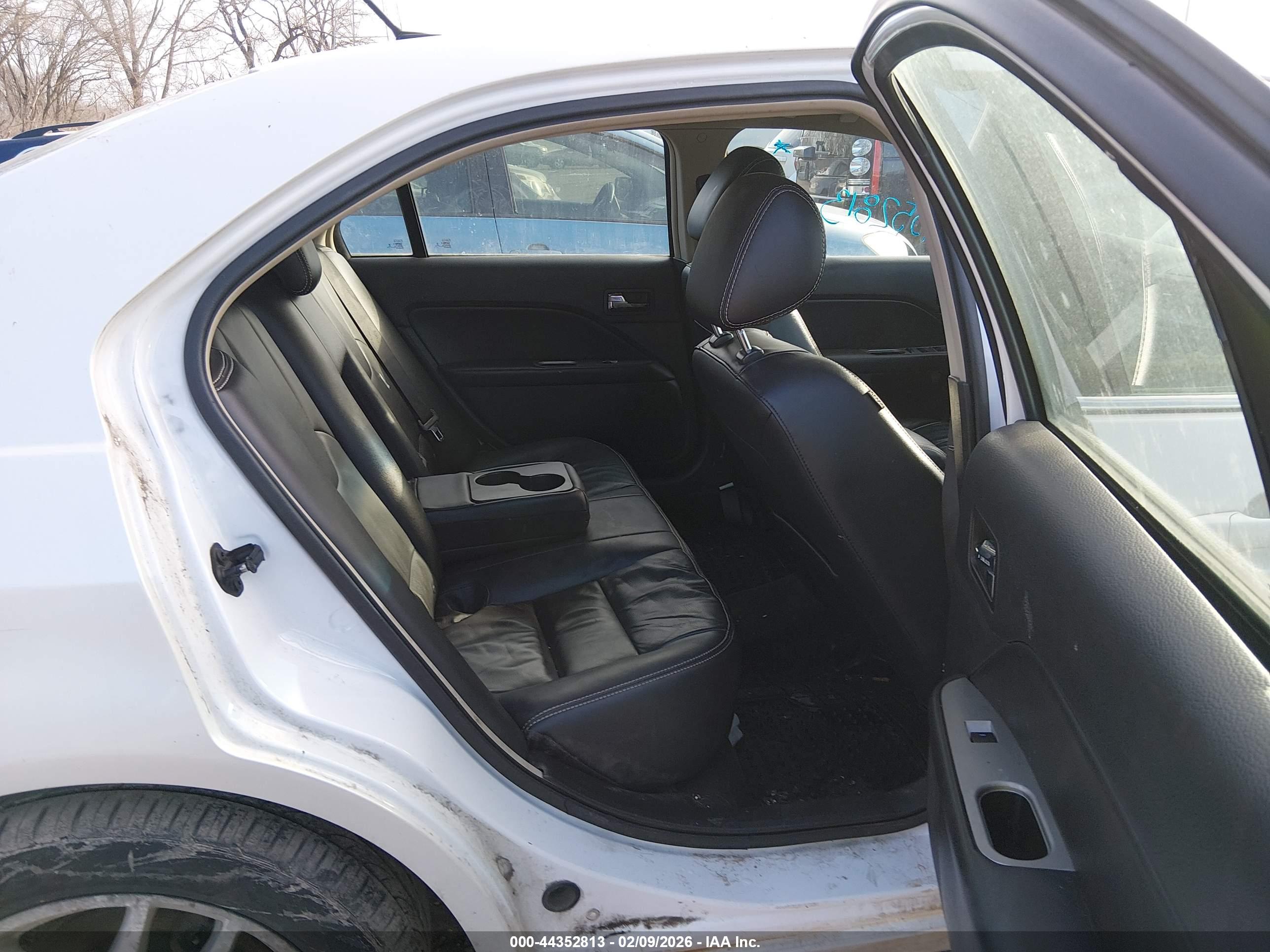 FORD FUSION image 8