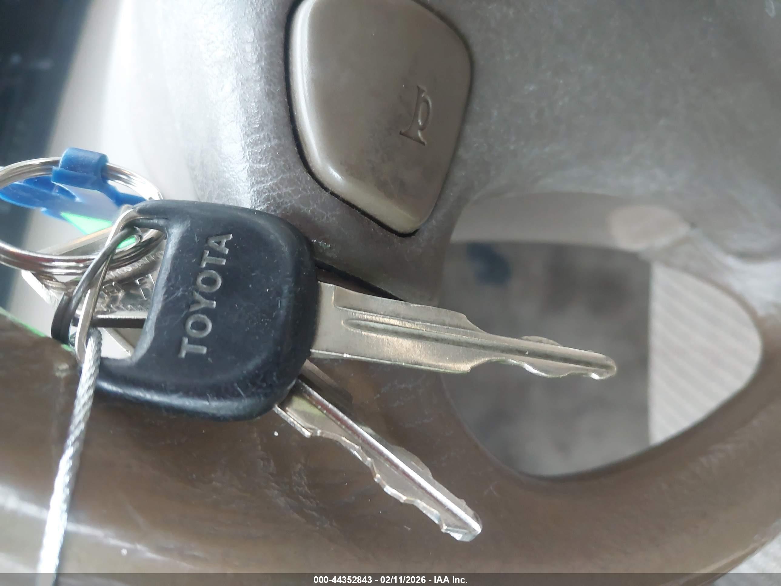 TOYOTA PREVIA image 11