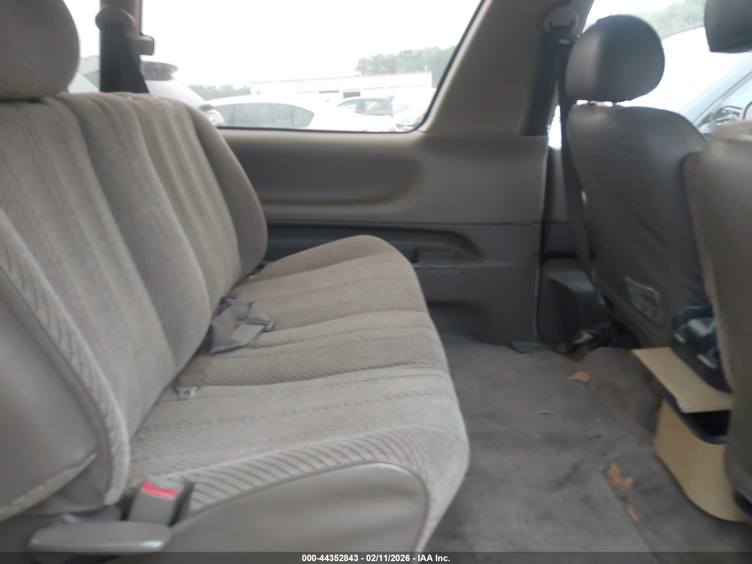 TOYOTA PREVIA image 8
